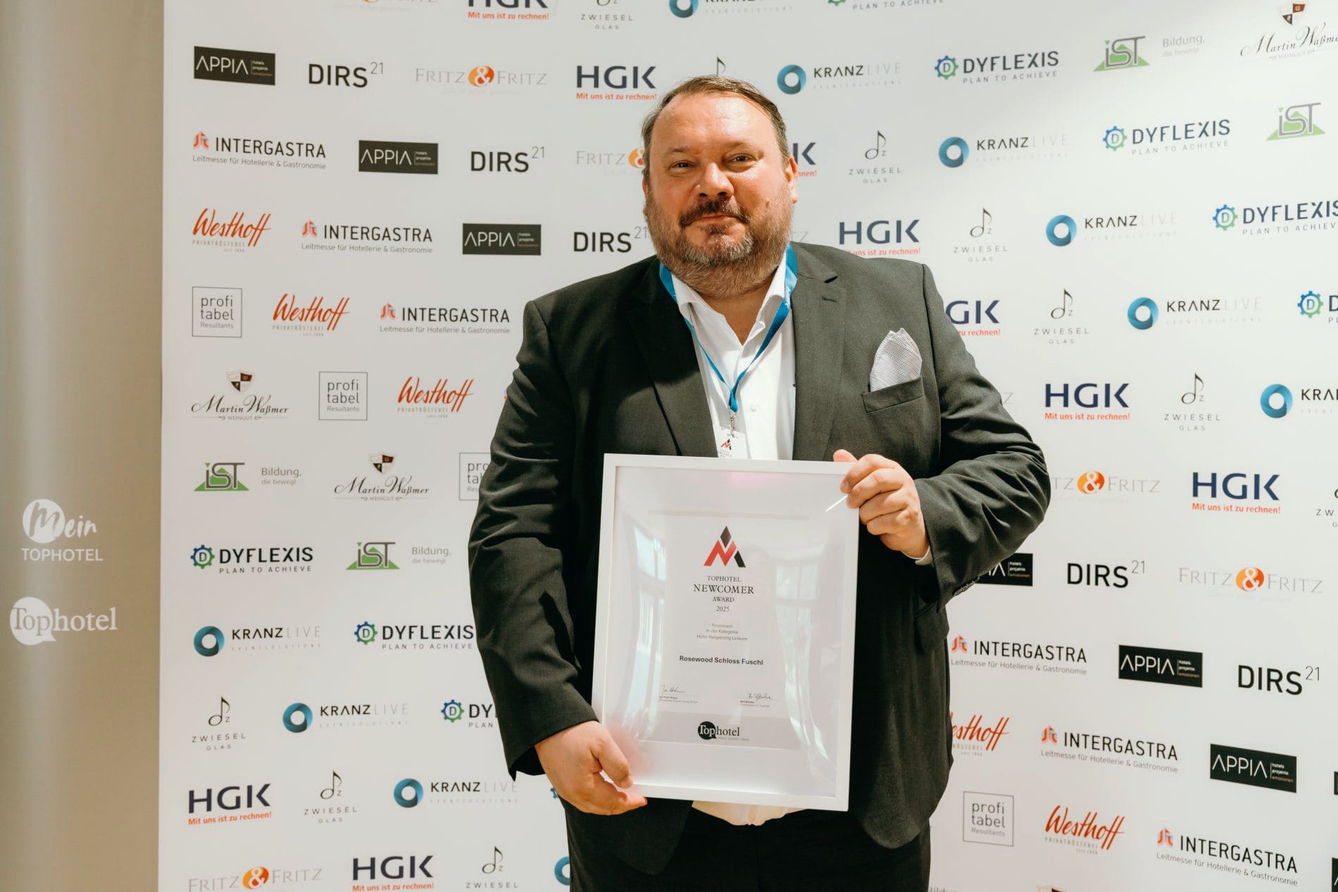 Preisverleihung des Tophotel Newcomer Awards 2025: Das Rosewood Schloss Fuschl war unter den Nominierten in der Kategorie "Hotel-Reopening Leisure". Hotelmanager Maximilian Deickert nahm die Urkunde dafür entgegen.