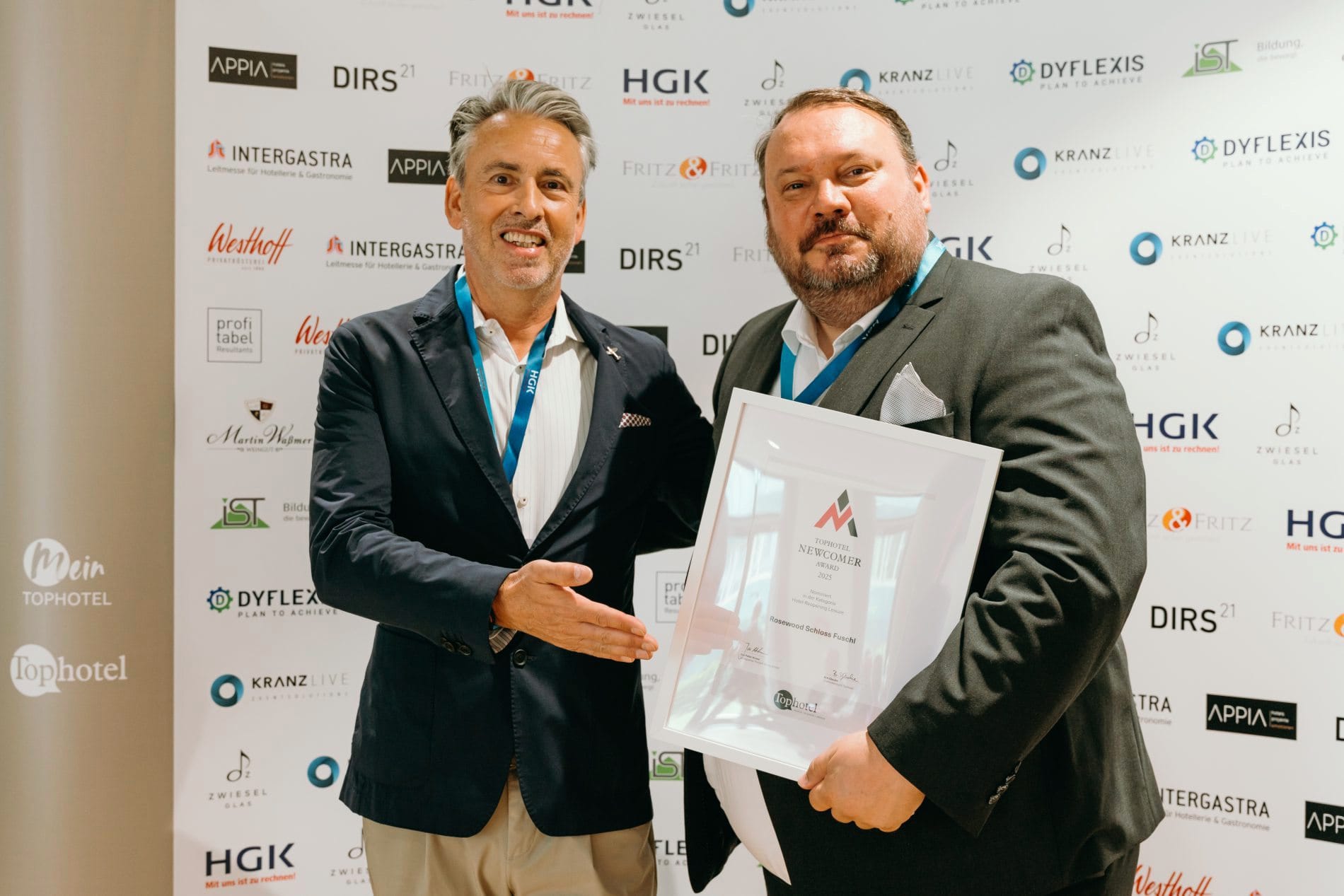 Jurymitglied Urban Uttenweiler (links) gratuliert Maximilian Deickert, Hotelmanager des Rosewood Schloss Fuschl, zur Nominierung in der Kategorie "Hotel-Reopening Leisure".