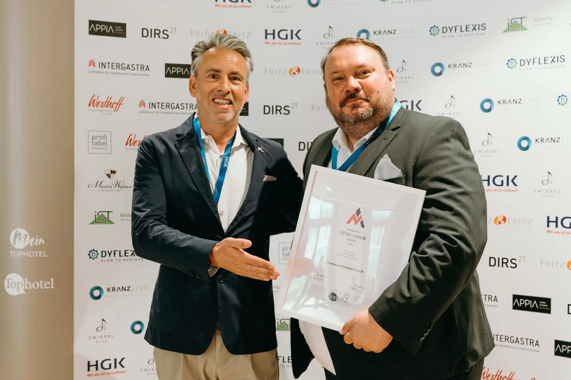 Jurymitglied Urban Uttenweiler (links) gratuliert Maximilian Deickert, Hotelmanager des Rosewood Schloss Fuschl, zur Nominierung in der Kategorie "Hotel-Reopening Leisure".