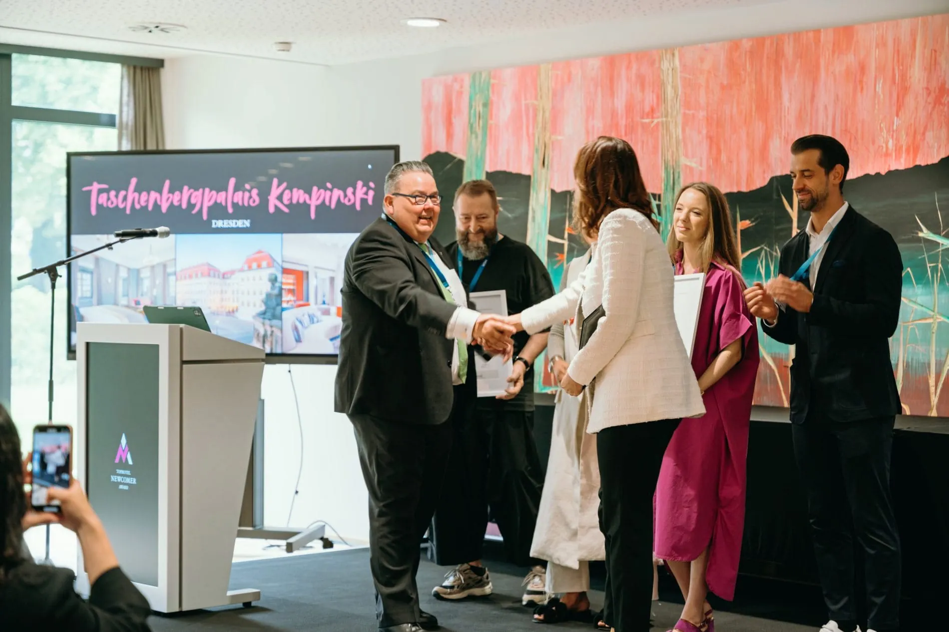 Preisverleihung des Tophotel Newcomer Award 2025: Jurymitglied Martin Rahmann gratulierte Marlen Seidel vom Hotel Taschenbergpalais Kempinski Dresden zum Sieg in der Kategorie "Hotel-Reopening City".