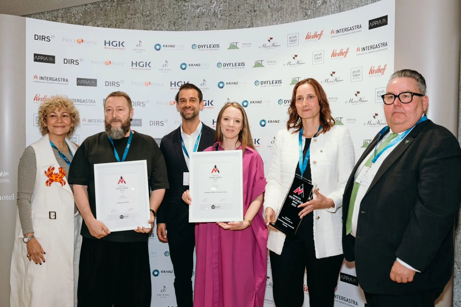Preisverleihung des Tophotel Newcomer Awards 2025: (von links) Alexandra und Daniel Hahne (beide B5 Boutique Hotel), Matteo Conte und Sofia Pertoll (beide Schwarzer Adler | Concept Living), Marlen Seidel (Hotel Taschenbergpalais Kempinski Dresden) und Jurymitglied Martin Rahmann.