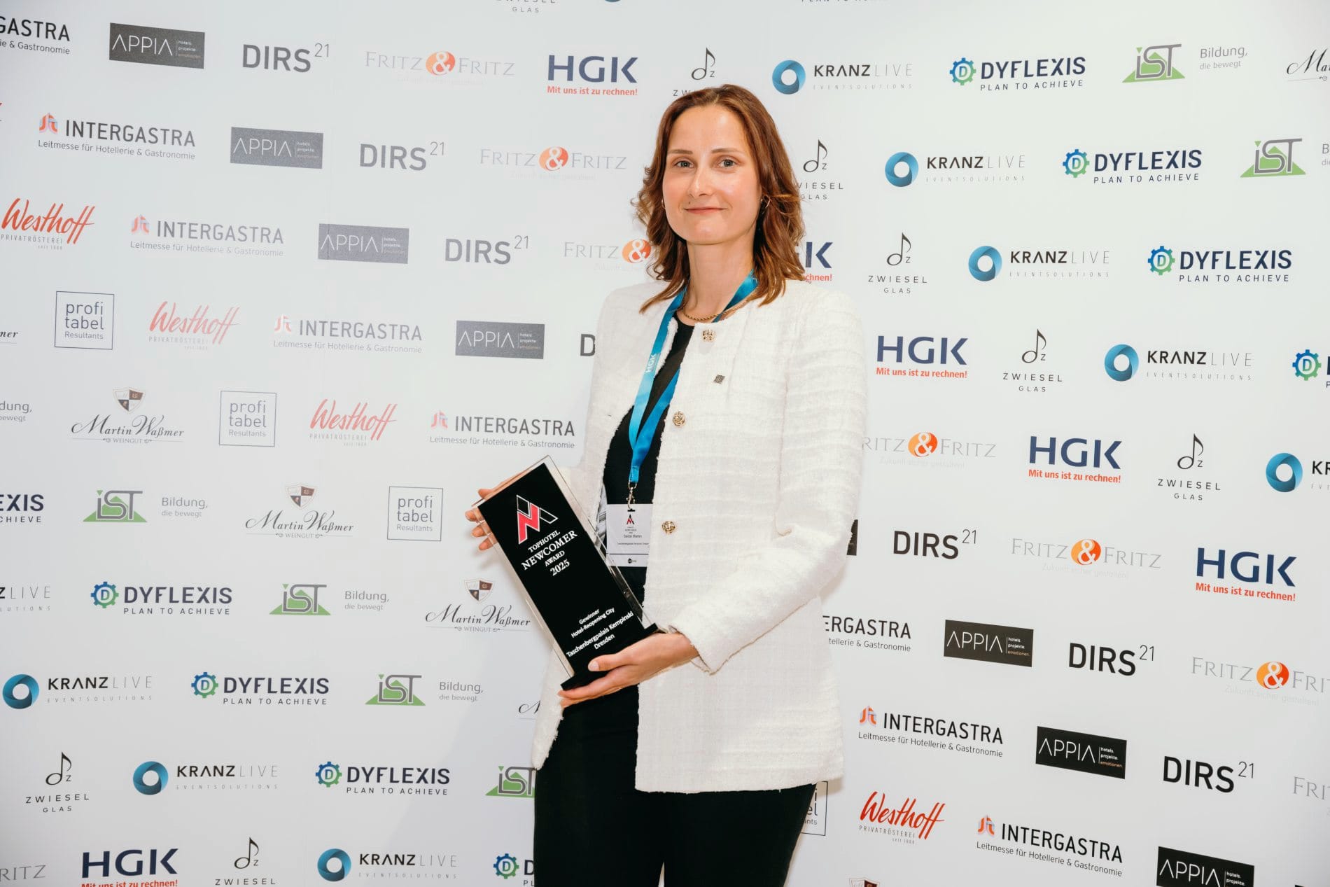 Gewinner in der Kategorie "Hotel-Reopening City" ist das Hotel Taschenbergpalais Kempinski Dresden: Marlen Seidel präsentiert die Trophäe.