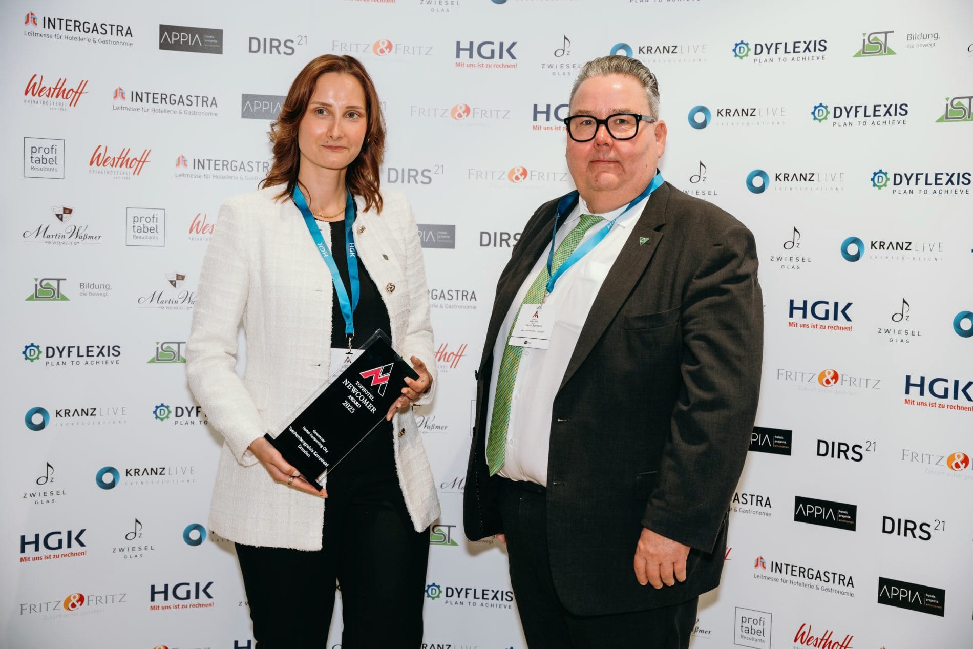 Preisverleihung des Tophotel Newcomer Awards 2025: Marlen Seidel vom Taschenbergpalais mit Jurymitglied Martin Rahmann.