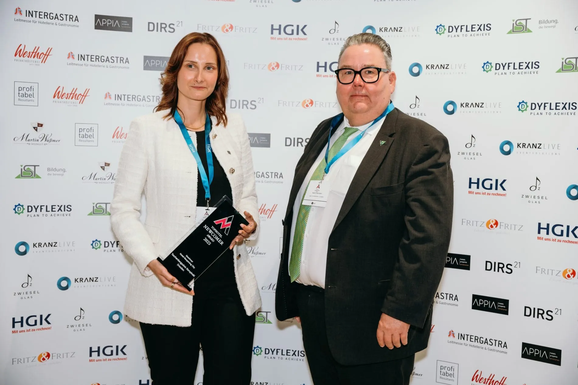 Preisverleihung des Tophotel Newcomer Awards 2025: Marlen Seidel vom Taschenbergpalais mit Jurymitglied Martin Rahmann.