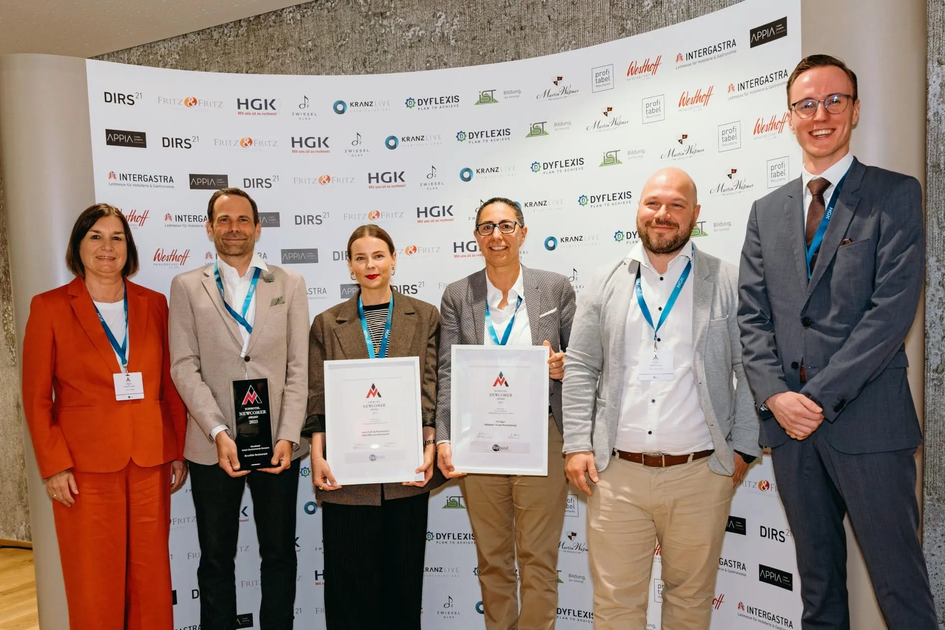 Nominierte und Gewinner in der Kategorie "Hotelgastronomie Konzern/Kette": (von links) Jurymitglied Susanne Stauß, Holger Hanselmann (Brunfels Restaurant im Brunfels Hotel), Milena Wilhelm (Eten Café & Restaurant im Noord Carolinensiel) sowie Nadiya Bölek, Stefan Knittel und Konstantin Mehwald (alle 15 High Restaurant & Bar im Atlantic Hotel Heidelberg).