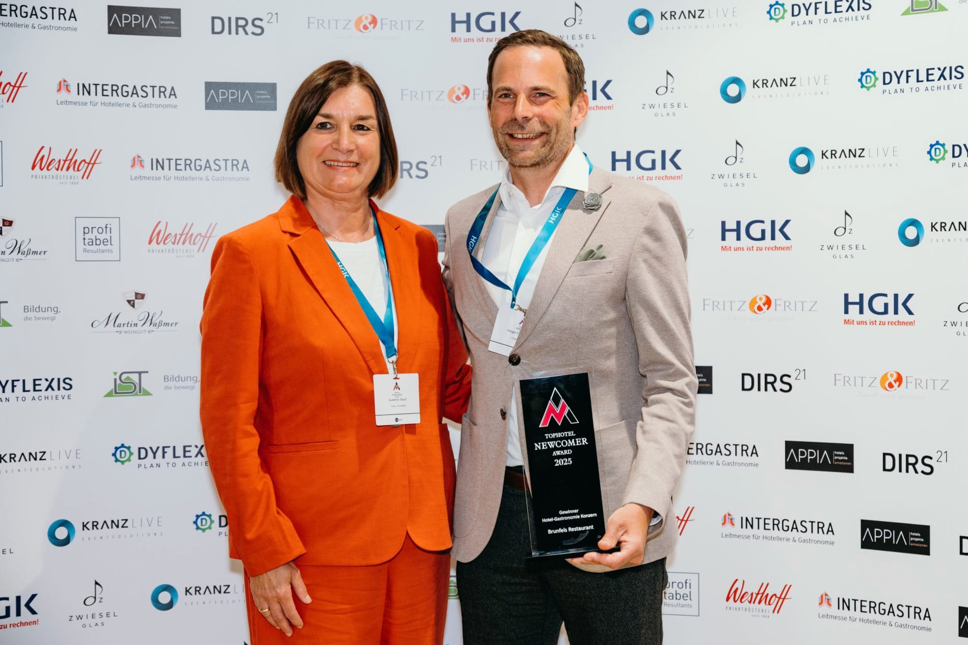 Preisverleihung des Tophotel Newcomer Awards 2025: Jurymitglied Susanne Stauß mit Holger Hanselmann vom Brunfels Hotel.