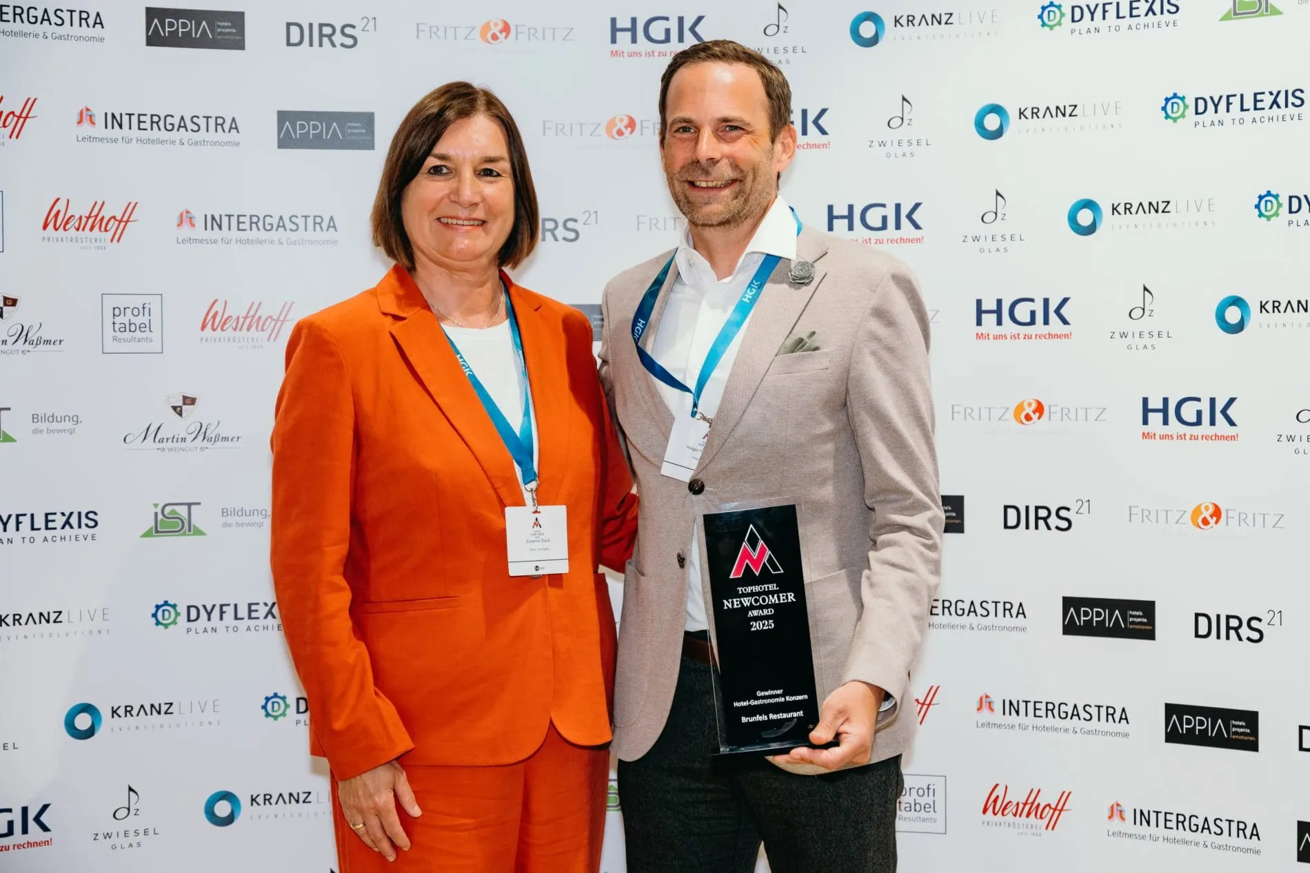Preisverleihung des Tophotel Newcomer Awards 2025: Jurymitglied Susanne Stauß mit Holger Hanselmann vom Brunfels Hotel.
