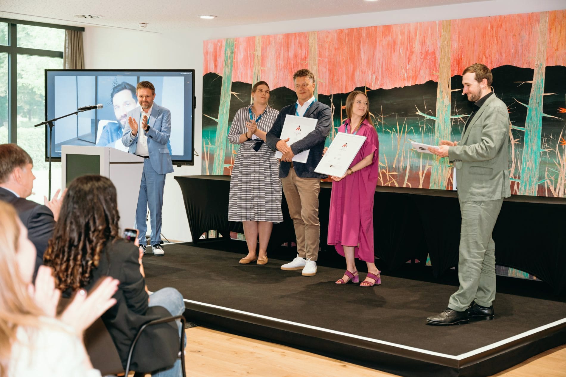 Preisverleihung des Tophotel Newcomer Awards 2025: Die Nominierten und Gewinner in der Kategorie "Hotelgastronomie Privat". Peter Löschberger vom Naturhotel Forsthofgut war zugeschaltet.