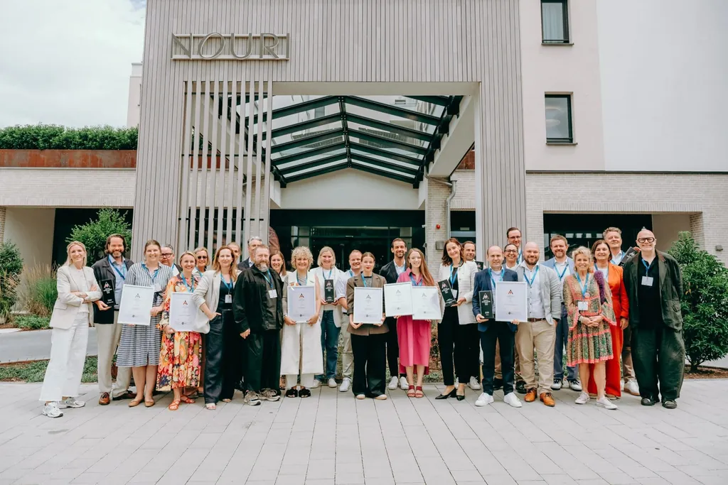 Preisverleihung des Tophotel Newcomer Awards 2025: Gewinner, Nominierte und Jurymitglieder vor dem Nouri Hotel.