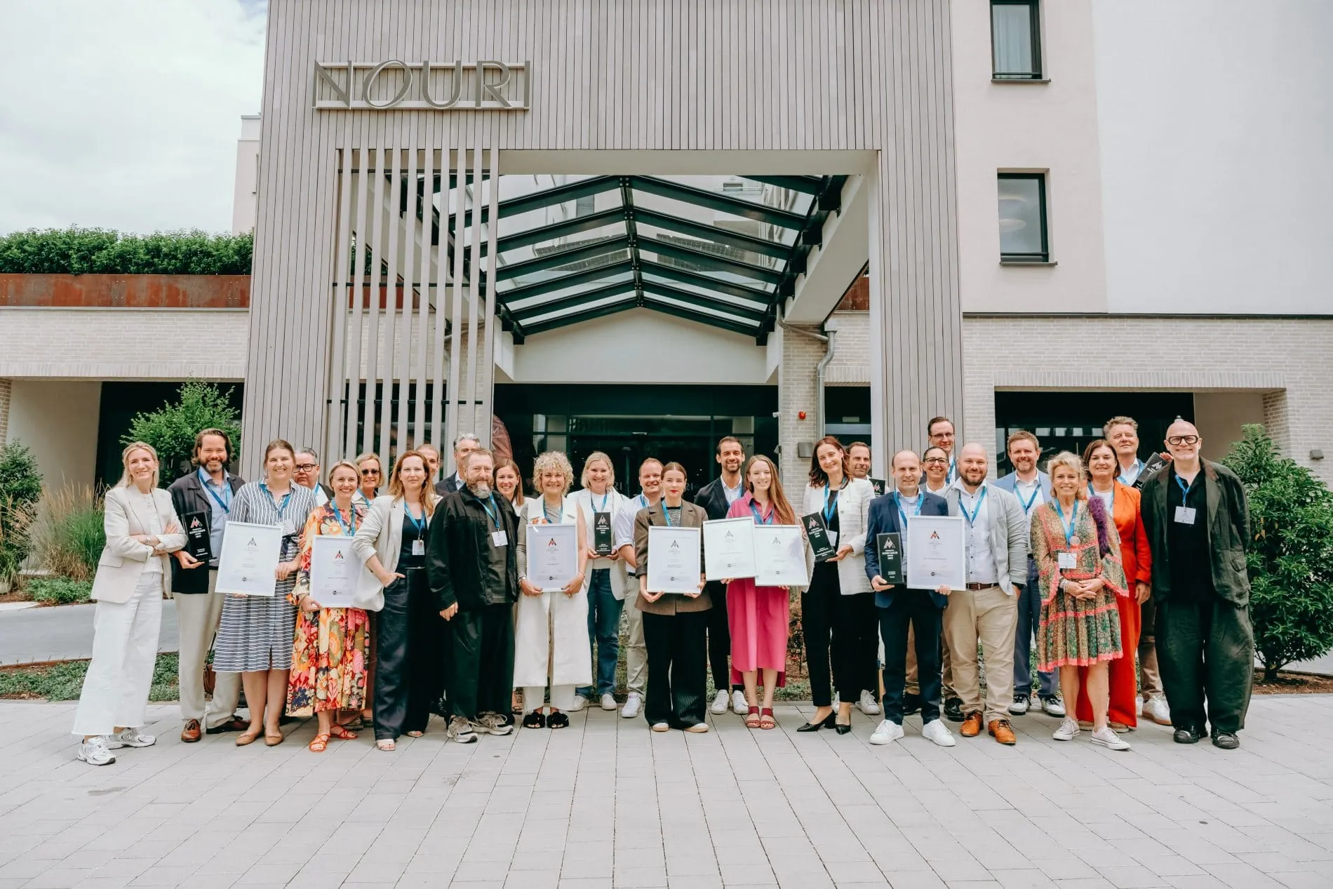 Preisverleihung des Tophotel Newcomer Awards 2025: Gewinner, Nominierte und Jurymitglieder vor dem Nouri Hotel.