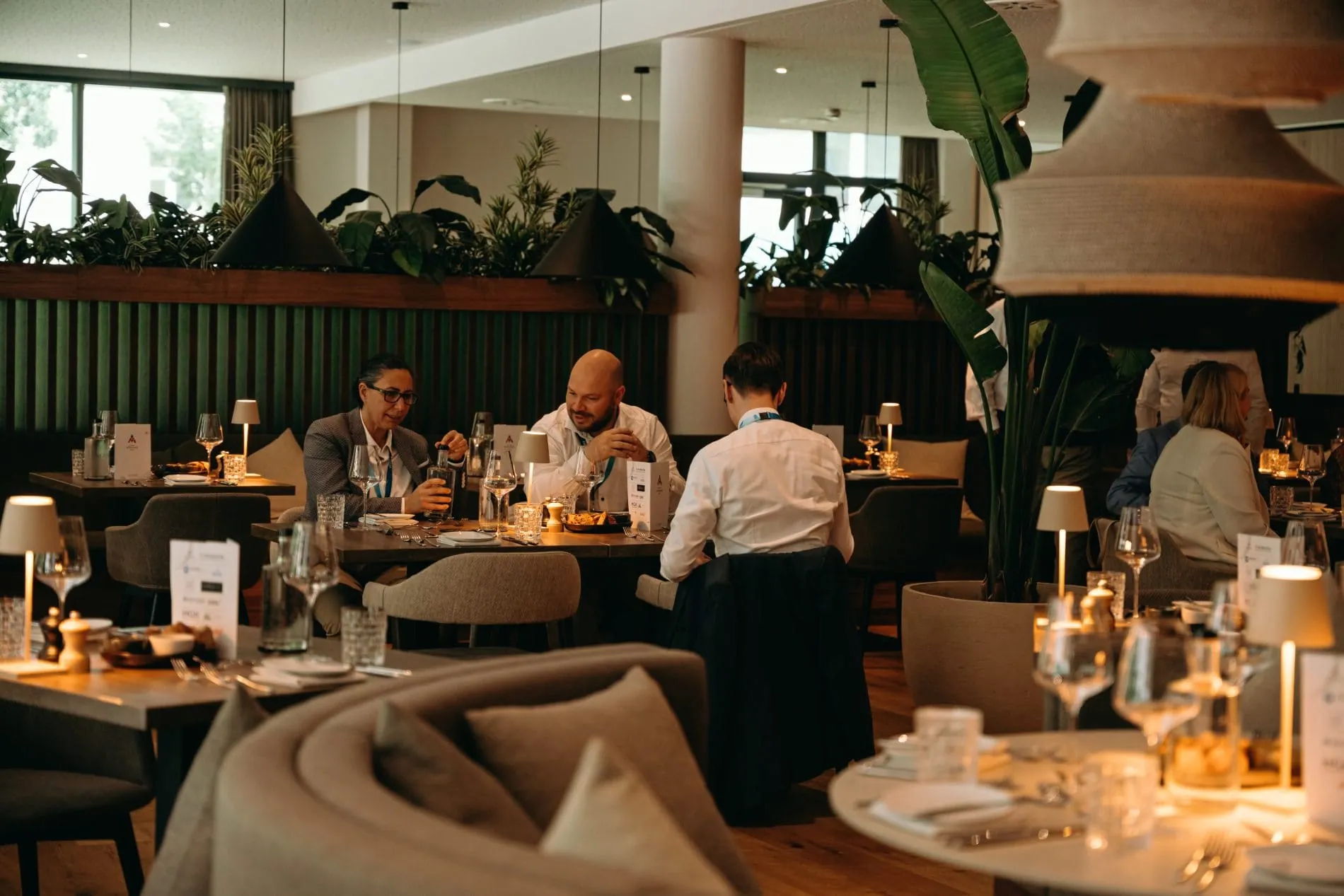 Celebrate & Connect: Drei-Gänge-Menü für alle Gewinner und Finalisten im Restaurant des Nouri Hotels.