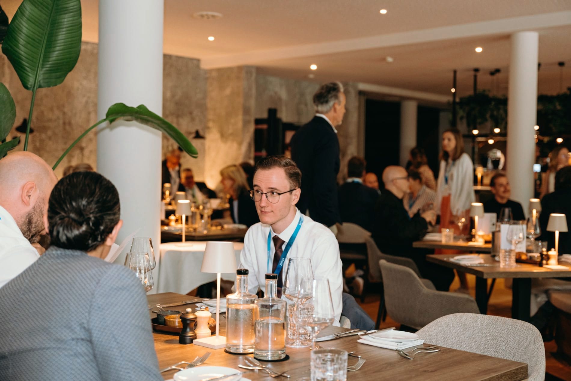 Celebrate & Connect: Drei-Gänge-Menü für alle Gewinner und Finalisten im Restaurant des Nouri Hotels.