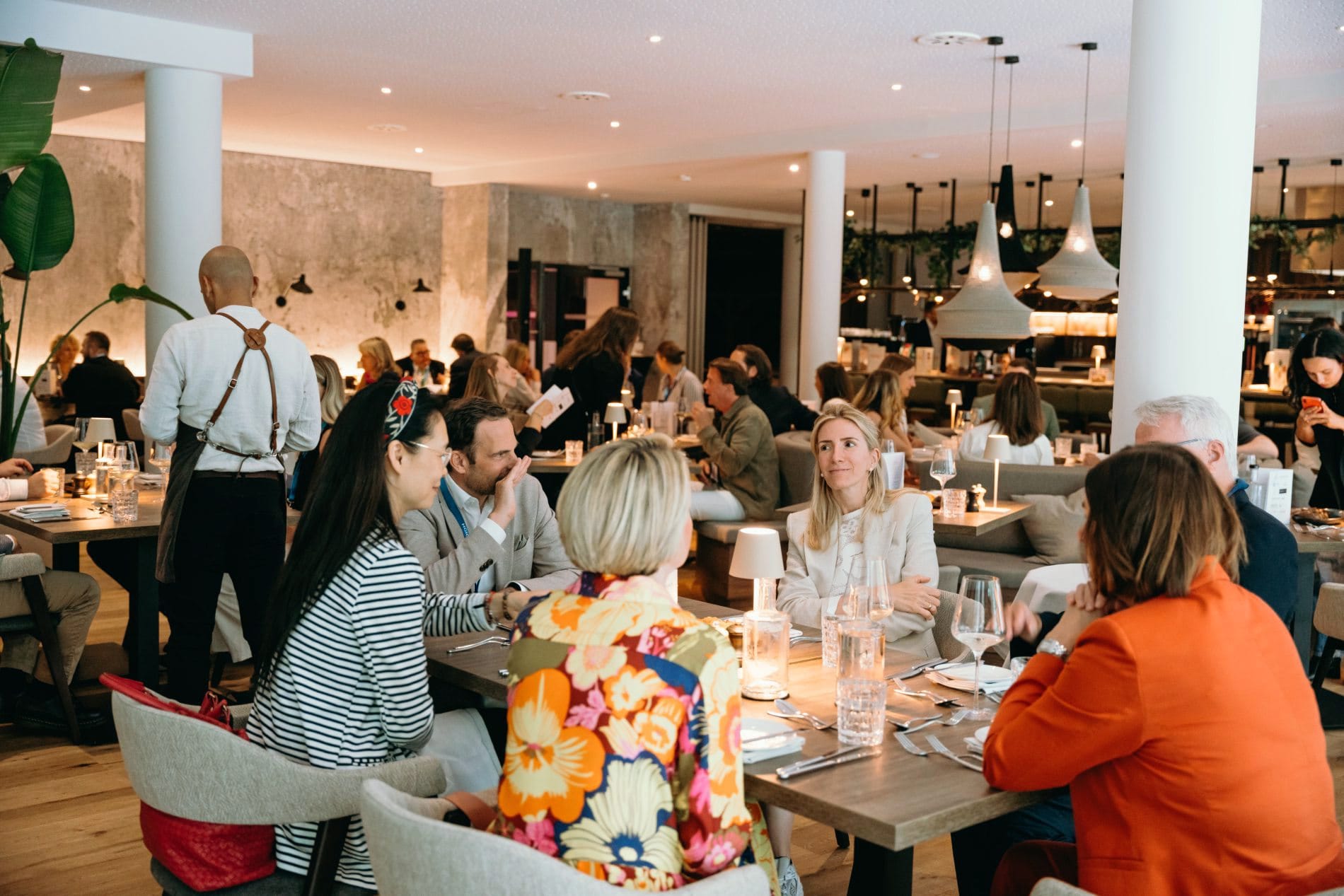 Celebrate & Connect: Drei-Gänge-Menü für alle Gewinner und Finalisten im Restaurant des Nouri Hotels.