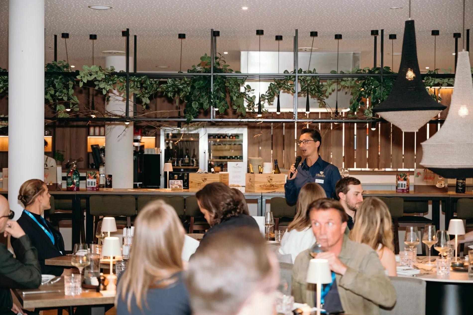 Celebrate & Connect: Drei-Gänge-Menü für alle Gewinner und Finalisten im Restaurant des Nouri Hotels.