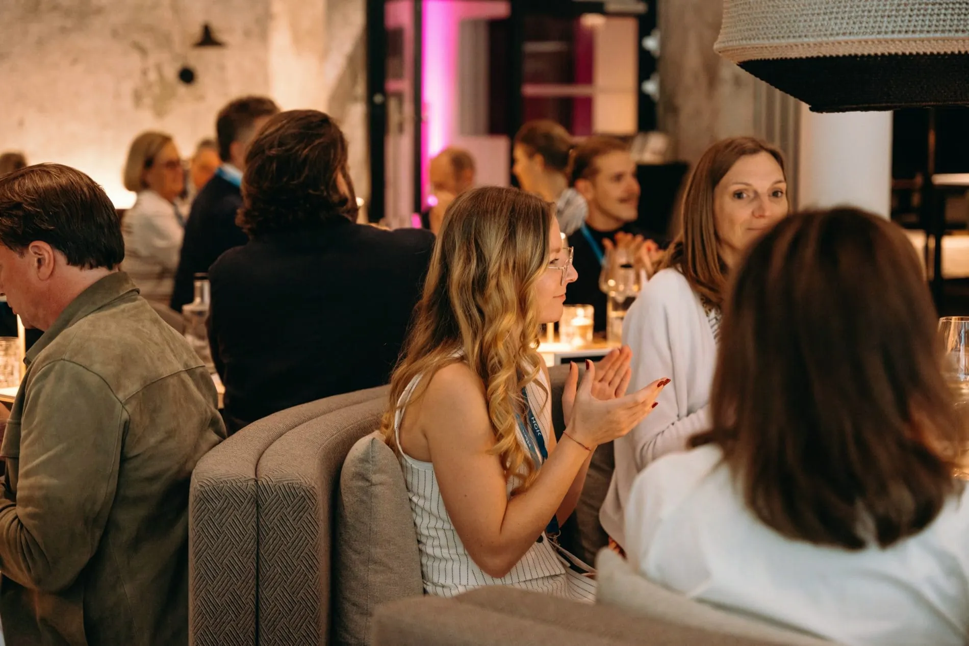 Celebrate & Connect: Drei-Gänge-Menü für alle Gewinner und Finalisten im Restaurant des Nouri Hotels.