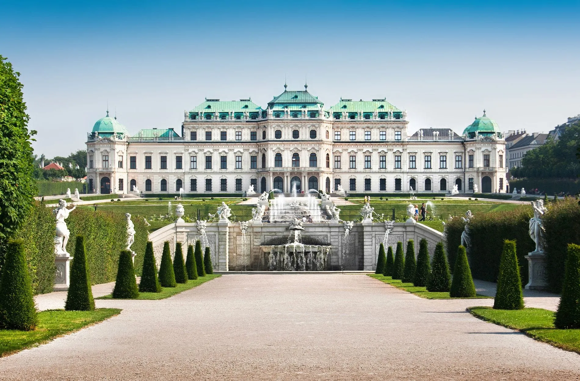 Sehenswürdigkeiten wie das Schloss Belvedere in Wien locken jedes Jahr zahlreiche Touristen nach Österreich.
