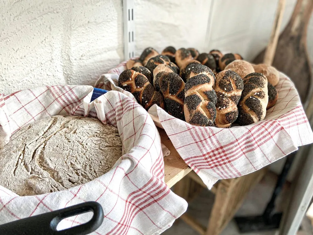 Traditionelles &ouml;sterreichisches Geb&auml;ck: Die Mohnflesserl (rechts) aus dem M&uuml;hlviertel werden im Bergergut nach alter Rezeptur mit Mohn und Salz bestreut gebacken.