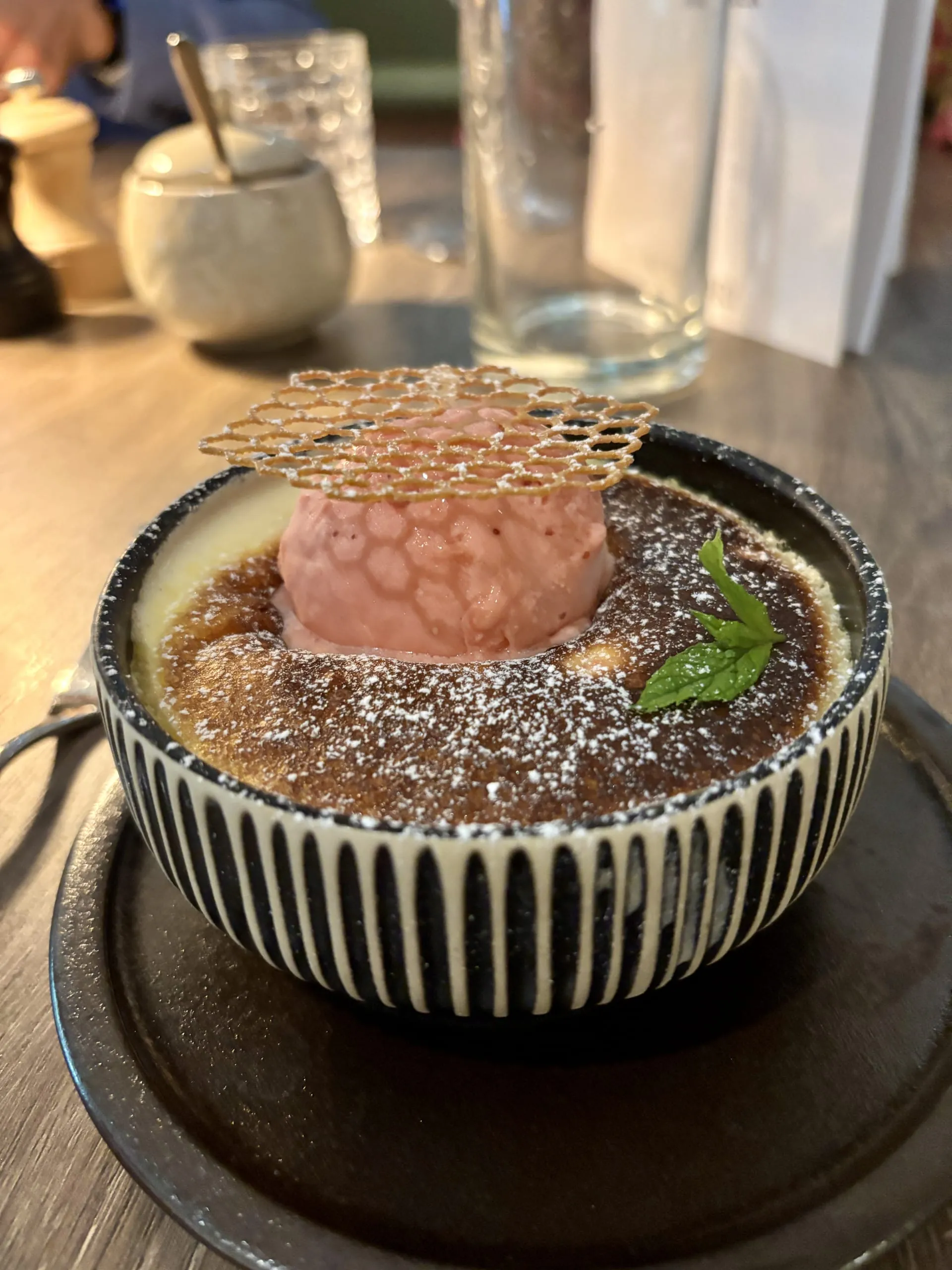 Sommerliches Lunchmenü im Nouri Hotel: Erdbeergratin & Sorbet.