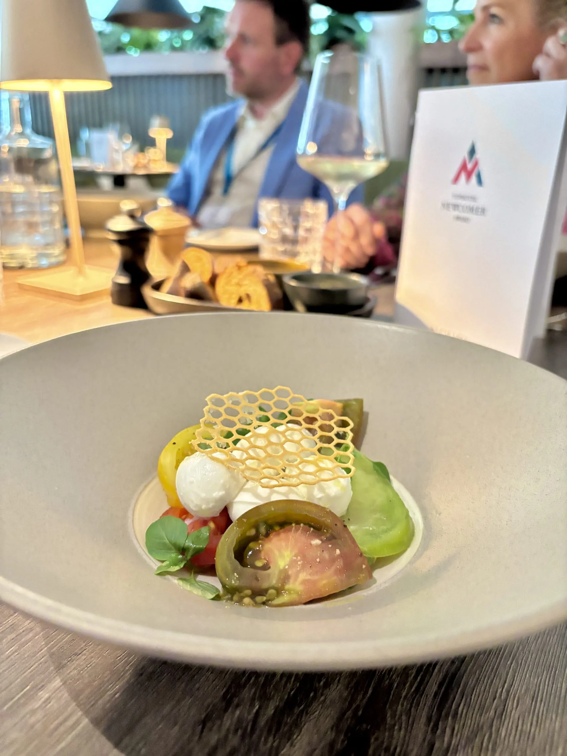 Sommerliches Lunchmenü im Nouri Hotel: Gartentomaten mit Büffelmozzarella, Olivenöl & Basilikum.