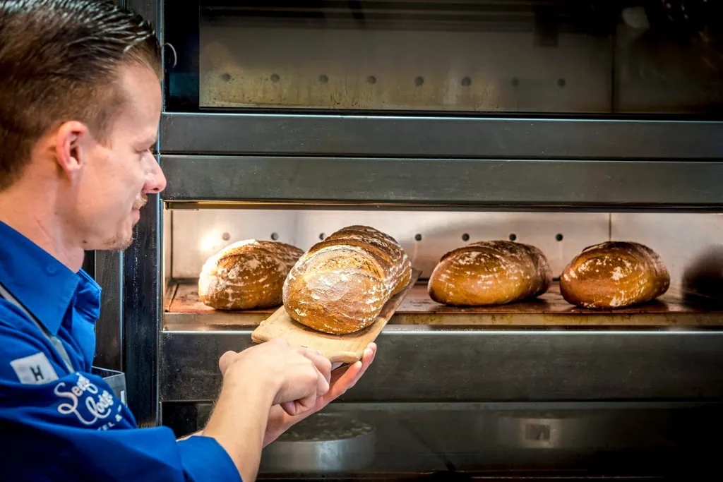 Nico Klink beim Backen: Die Backstube der Seezeitlodge ist ein Ort, an dem Handwerk und Geschichte zusammenkommen.