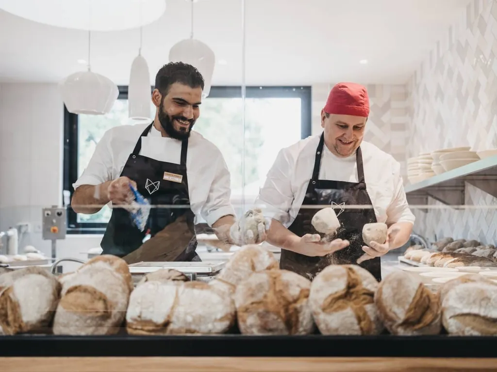 Echte Handarbeit: B&auml;ckermeister Stefan Lewe (rechts) vom Landhotel Vosh&ouml;vel und sein Mitarbeiter bereiten den Teig vor. Vosh&ouml;vel und sein Mitarbeiter bereiten den Teig vor.