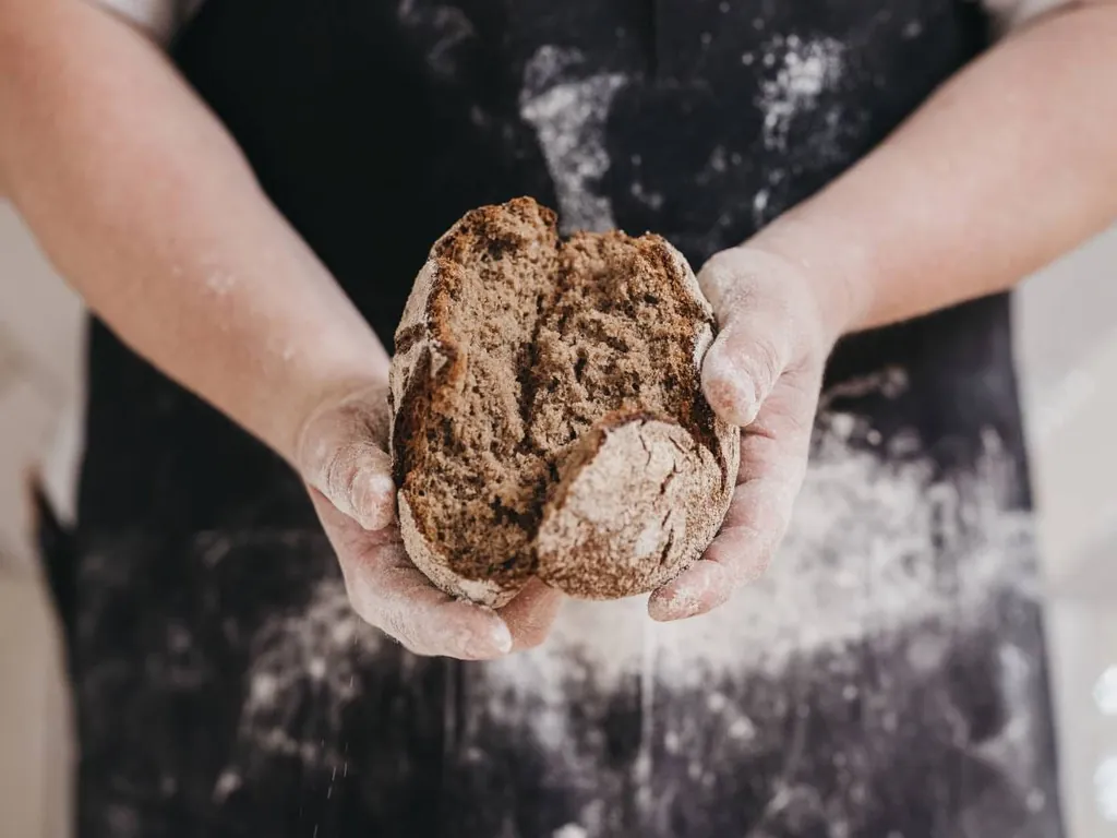 Lockere Textur: Sie entsteht durch sorgf&auml;ltige Teigf&uuml;hrung und den Reifeprozess. Vosh&ouml;vel und sein Mitarbeiter bereiten den Teig vor.