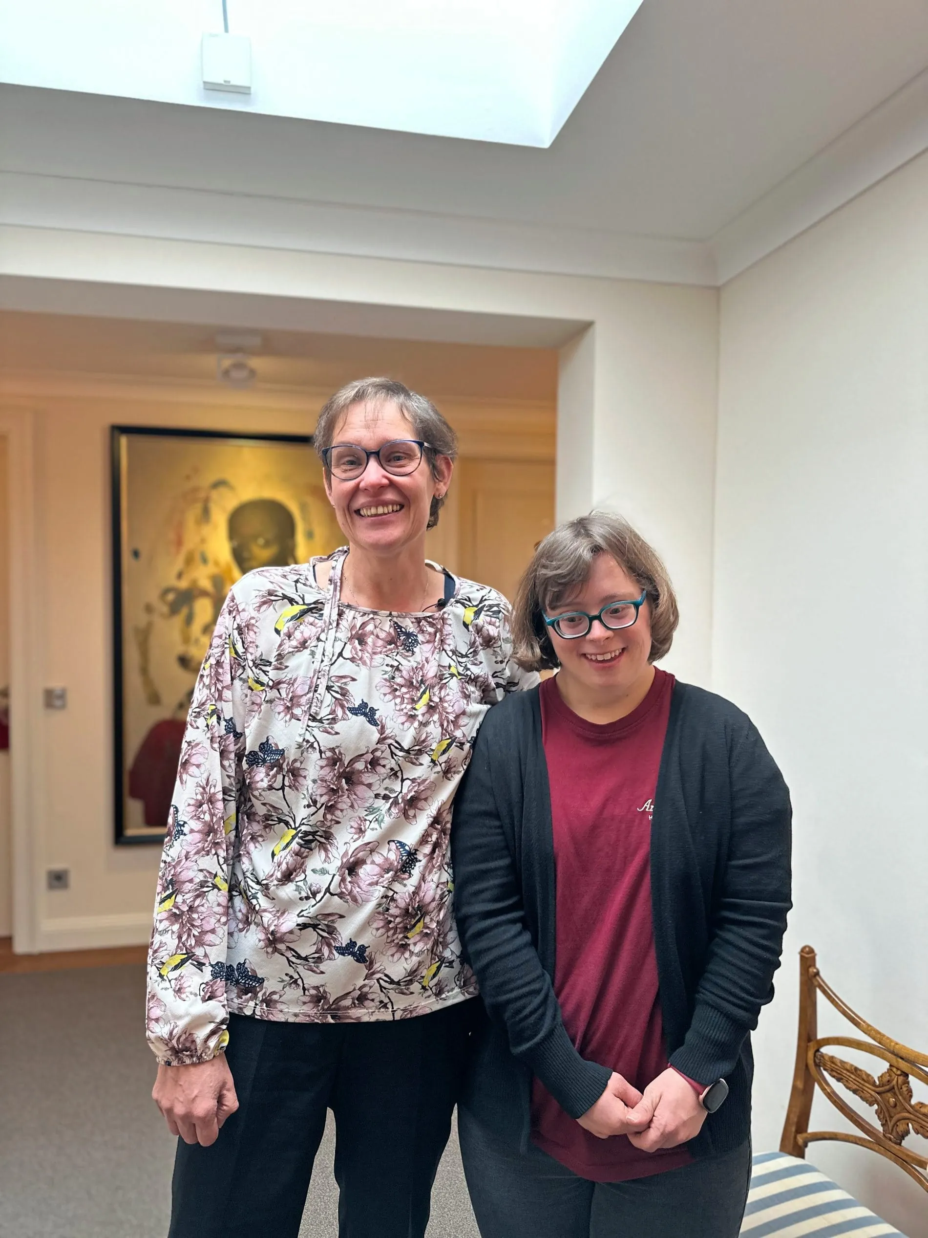 Melanie Stein, Abteilungsleiterin Housekeeping im Hotel-Restaurant Anne-Sophie (links im Bild) führt ein inklusives Team. Hier ist sie mit Kollegin Laura zu sehen.