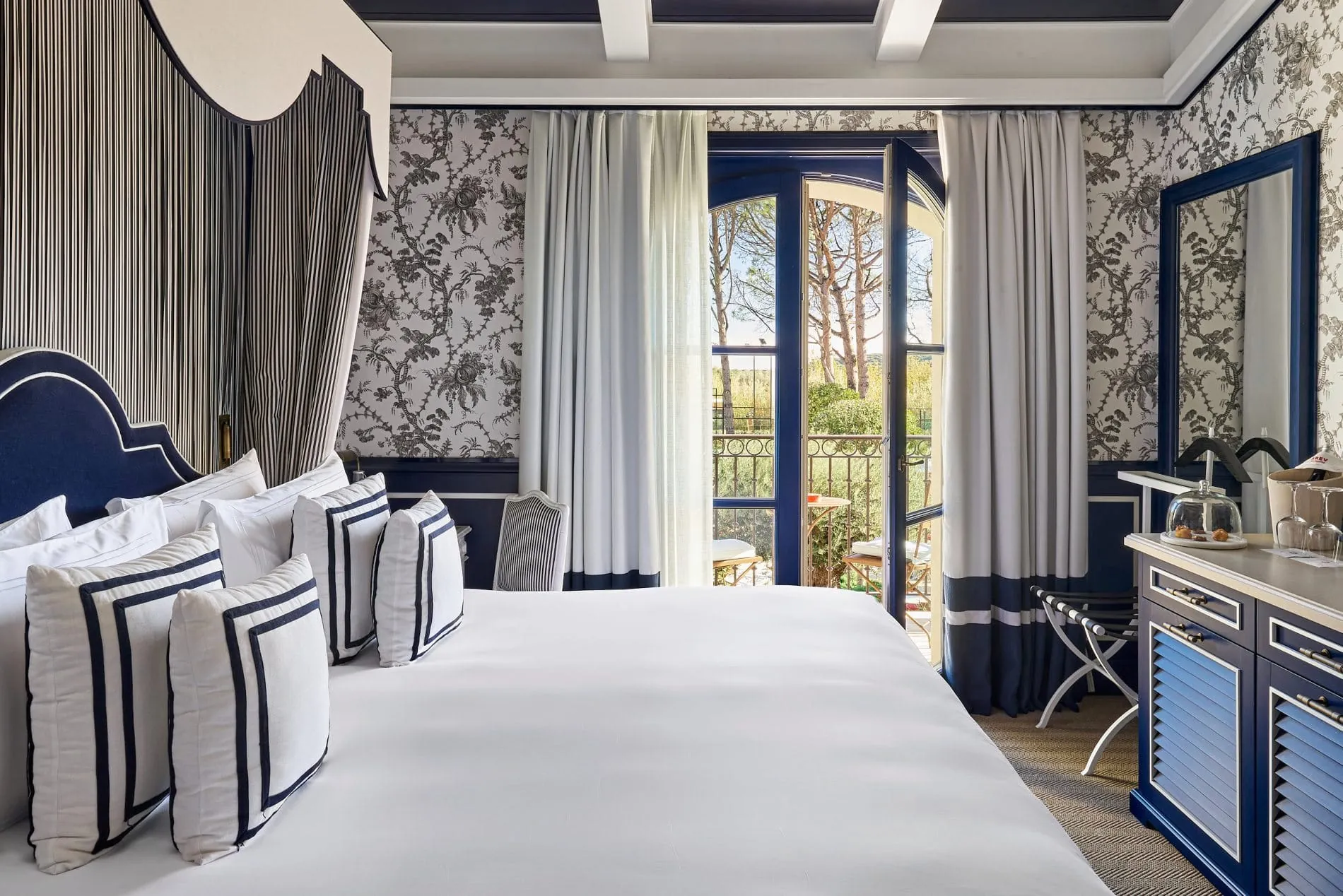 Rund fünf Gehminuten vom Zentrum Saint-Tropez entfernt bietet das Arev St. Tropez als Boutiquehotel einen Rückzugsort in einer grünen Gartenanlage.