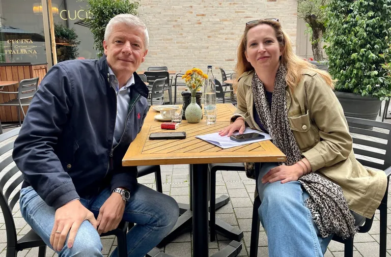 Beim Interview in M&uuml;nchen: Arno Schwalie, CEO von B&B Hotels Central & Northern Europe, und Tophotel-Chefredakteurin Brit Glocke.