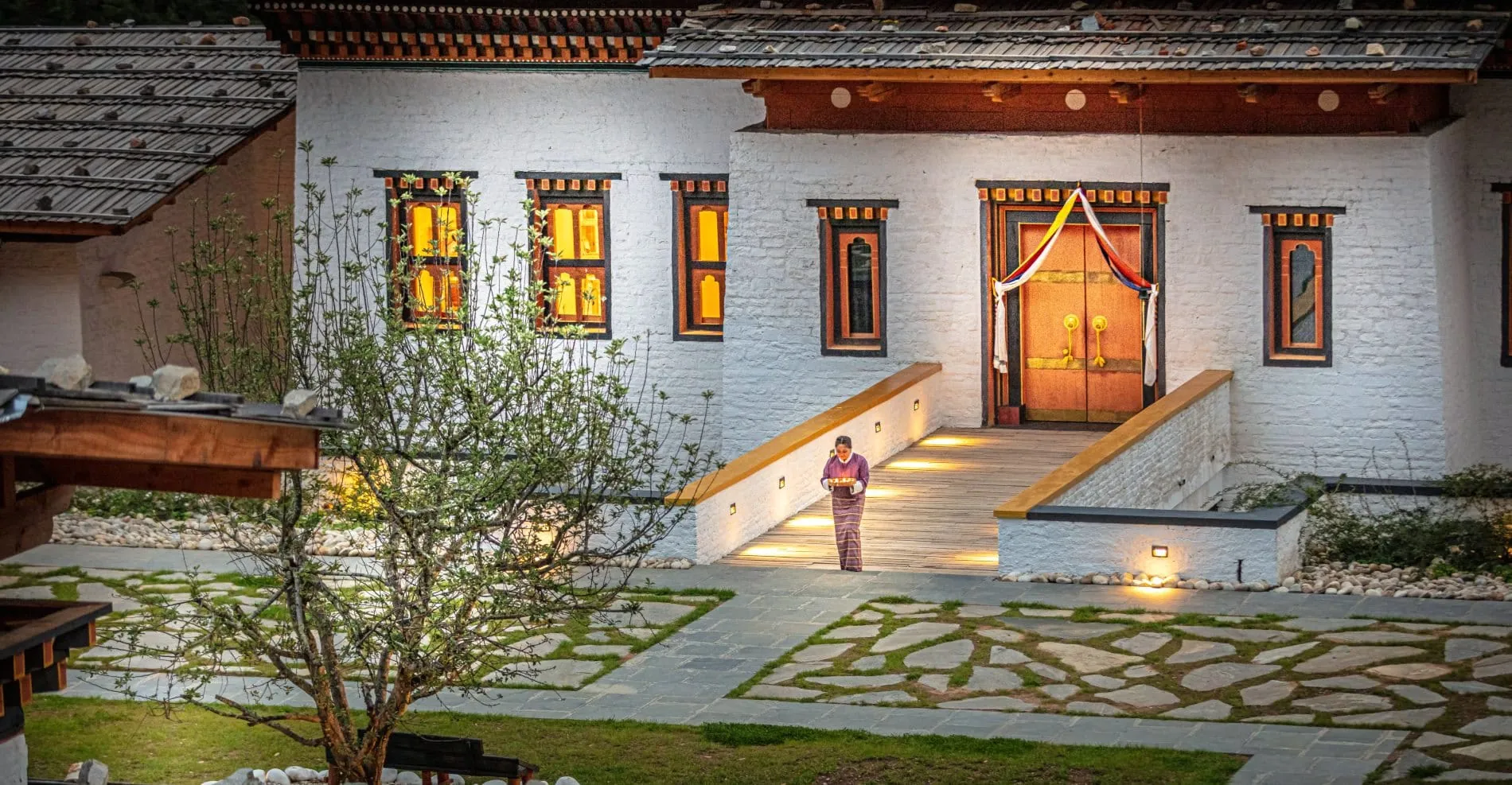 Das Bhutan Spirit Sanctuary ist verborgen in den üppigen Kiefernwäldern des Neyphu-Tals nahe Paro und bietet personalisiertes Wellness an.