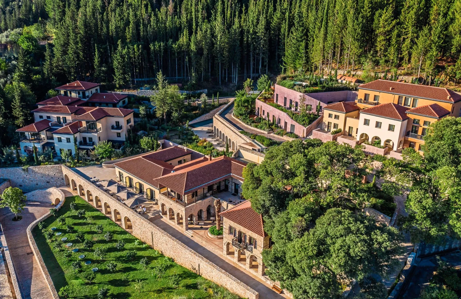 Das Euphoria Retreat in Mystras, Griechenland, verbindet antike Heiltraditionen mit moderner Medizin und bietet personalisierte, ergebnisorientierte Programme in der Landschaft des Peloponnes an.
