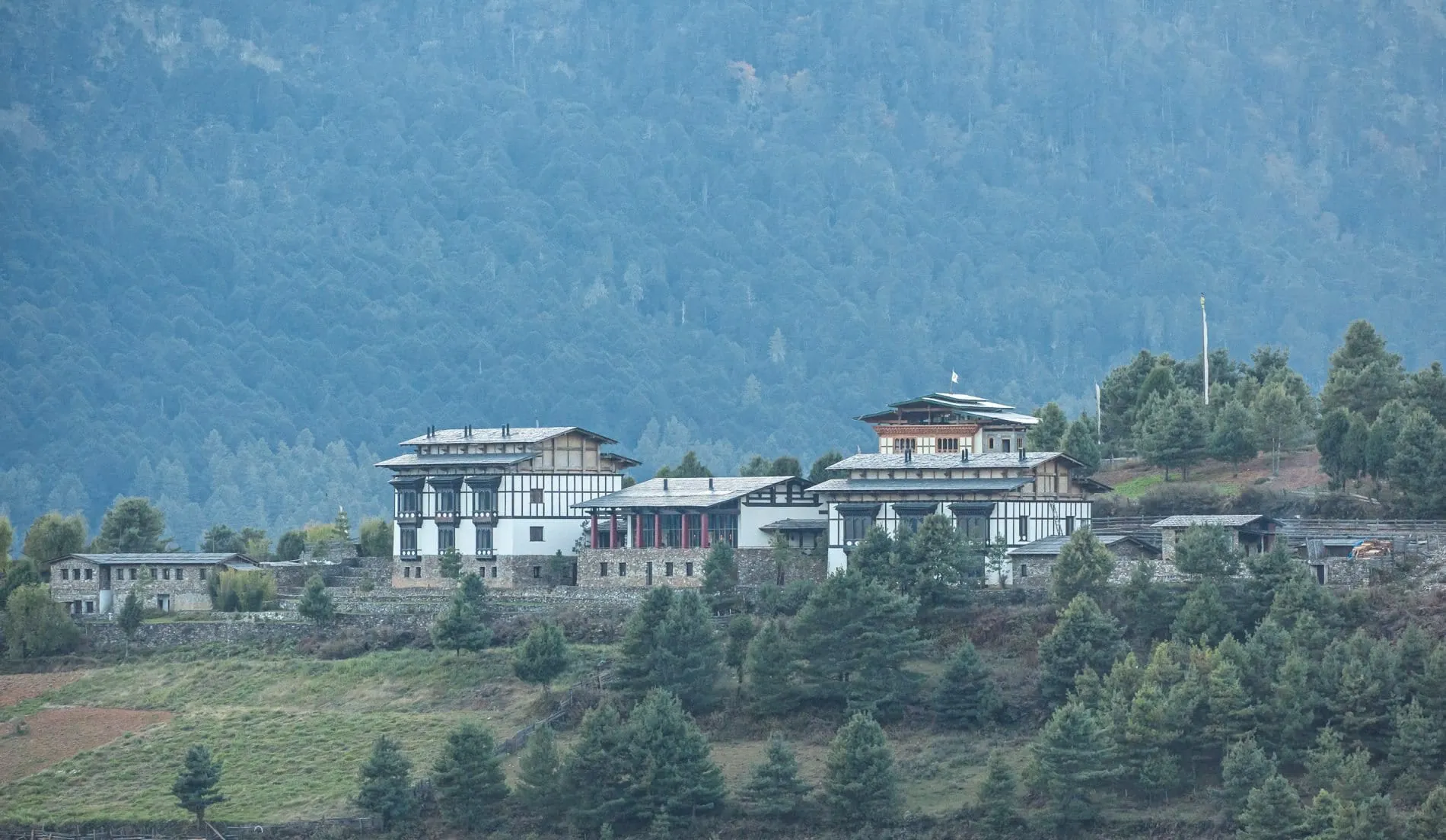 Die Gangtey Lodge in Bhutan ist ein traditionelles Himalaya-Farmhaus-Refugium mit Blick auf das abgelegene und heilige Phobjikha-Tal.