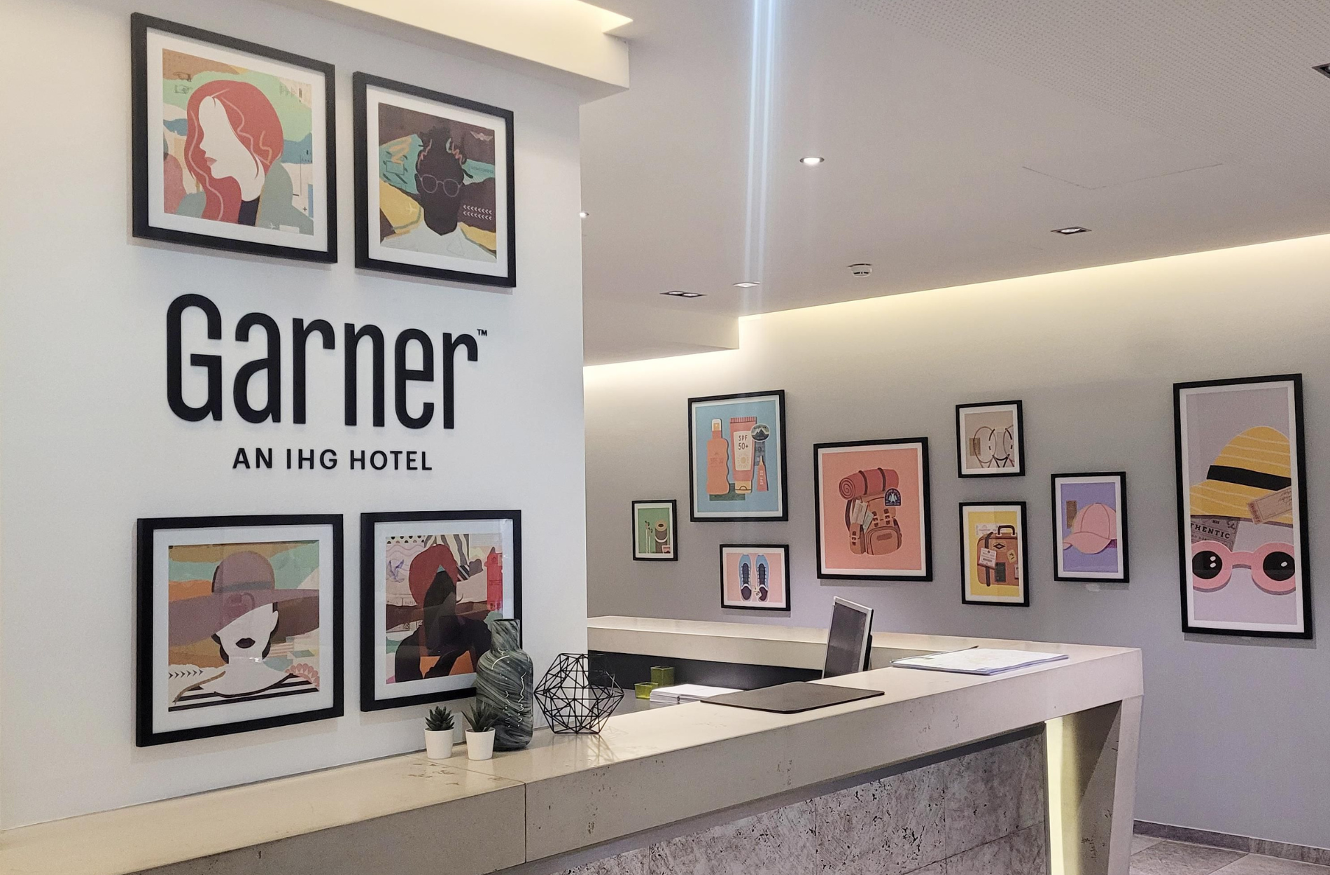 Die Rezeption des Garner Hotel Berlin Mitte: Eines der neuen Berliner Häuser von IHG Hotels & Resorts im modernen Markenauftritt.