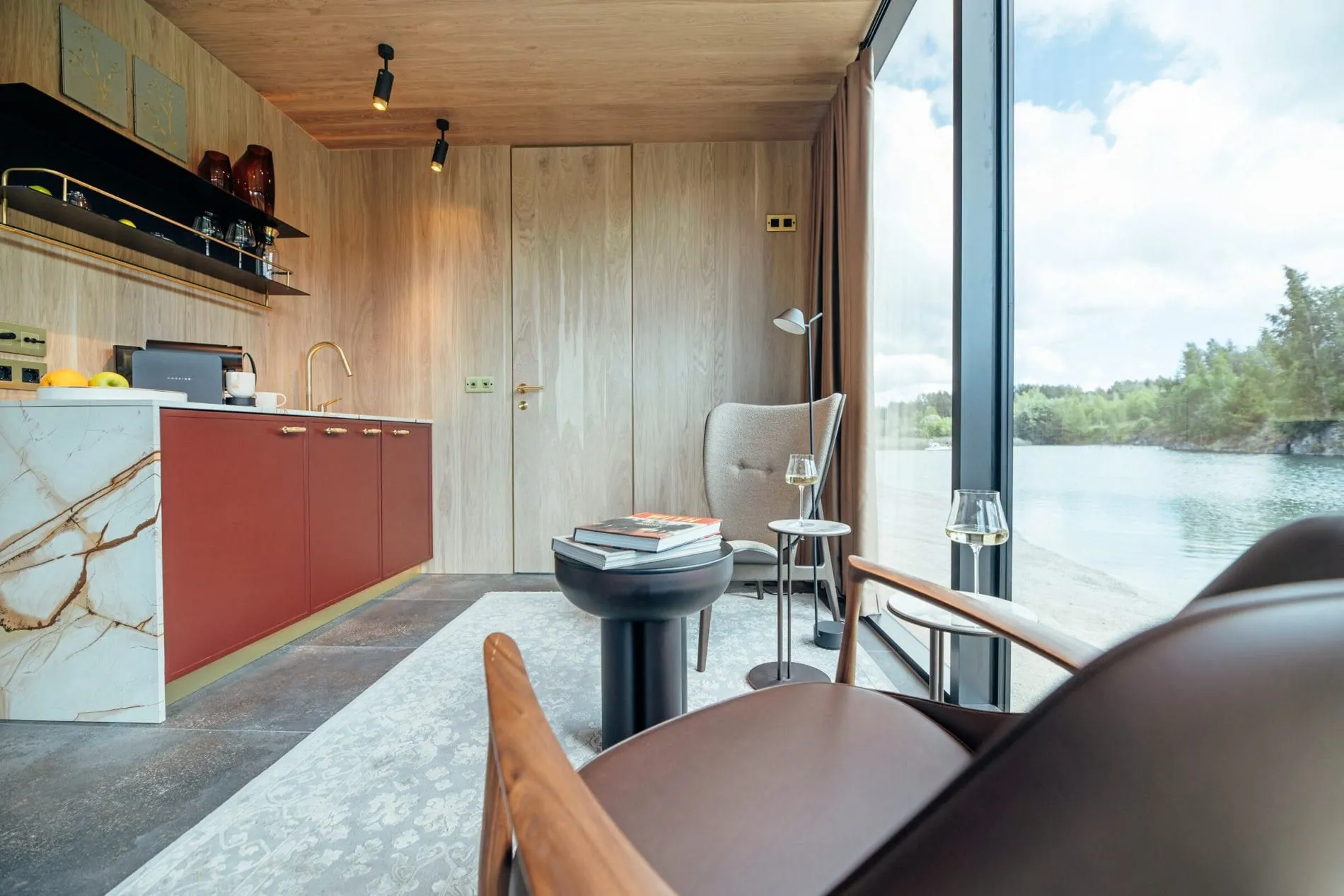 Klare Linien: Marmor-Oberflächen, Holzverkleidungen und wenige gezielt platzierte Möbel bestimmen das Innere des Golden House.