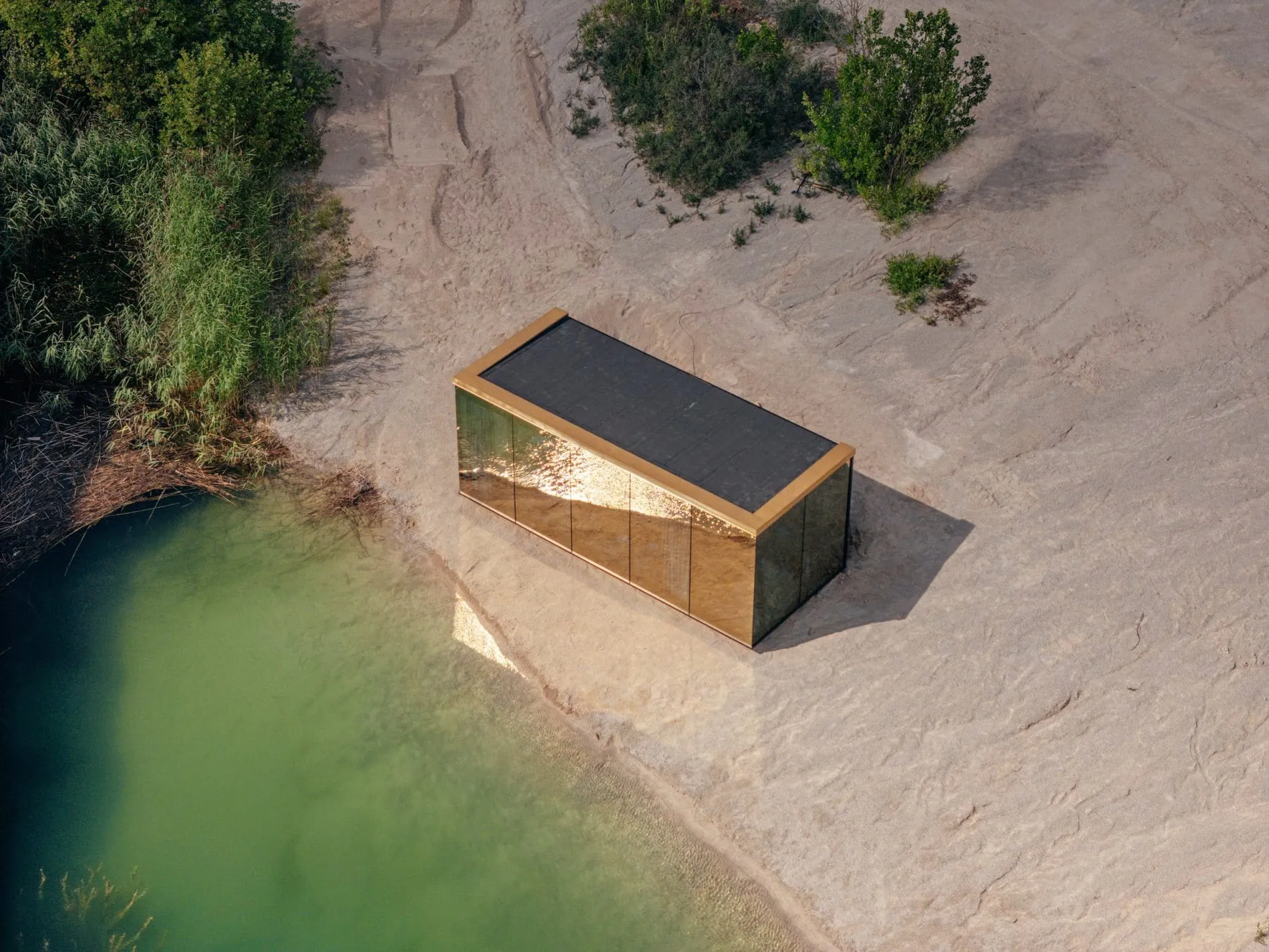 Spieglein, Spieglein: Die reflektierende Glashülle lässt das Tiny House mit der Landschaft verschmelzen.