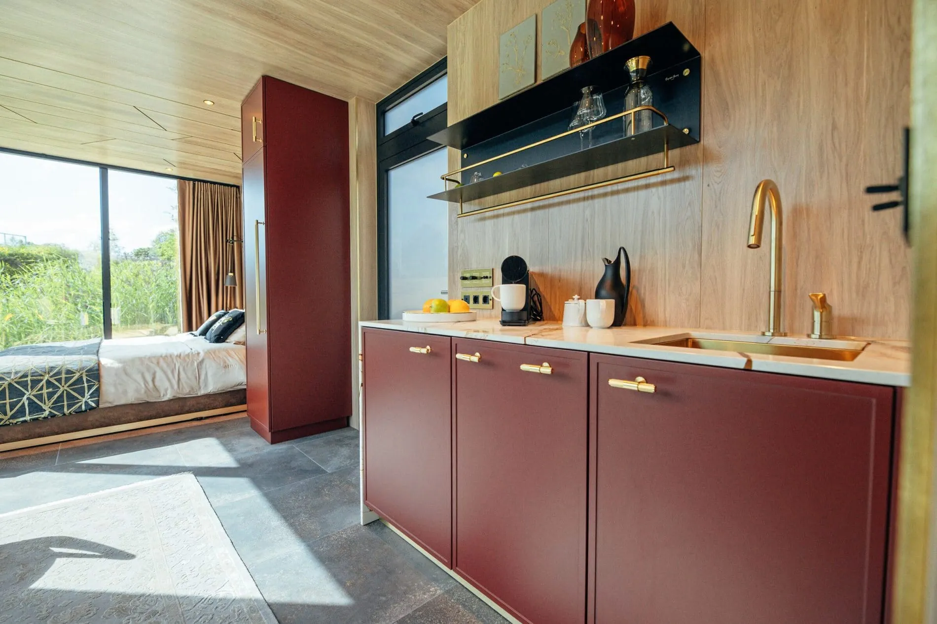 Funktional integriert: Küche und Bad sind mit Armaturen der Marke Axor ausgestattet.