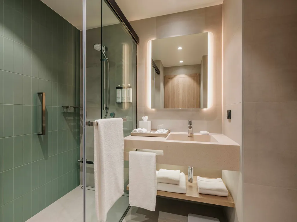 Auch im Bad &uuml;berzeugt das durchdachte Design &ndash; mit bodengleicher Dusche und stilvollen Details.