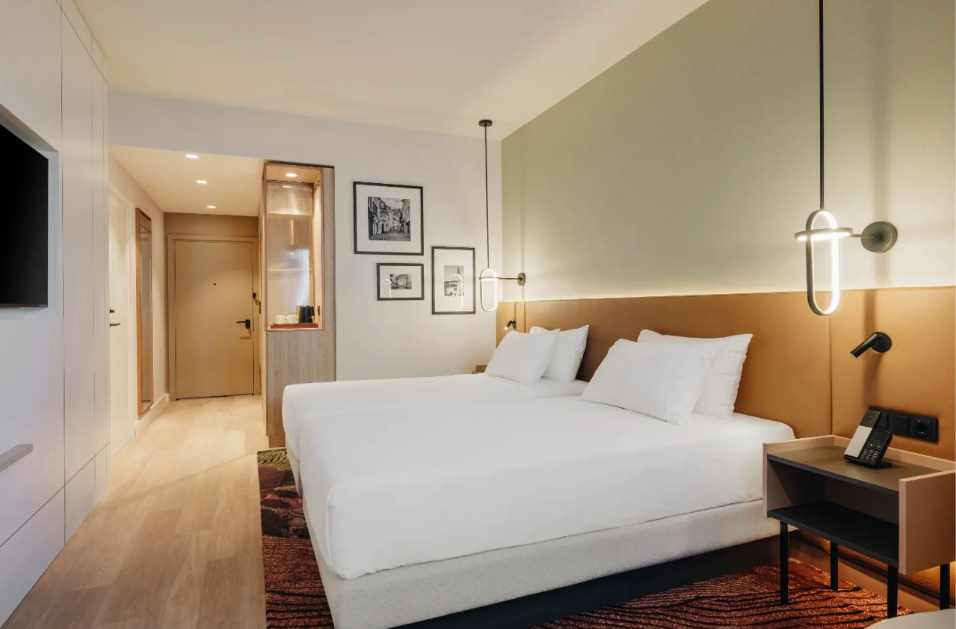 Die Hotelzimmer des Hyatt Place Tallinn überzeugen mit modernem Design und einer harmonischen Farbpalette.