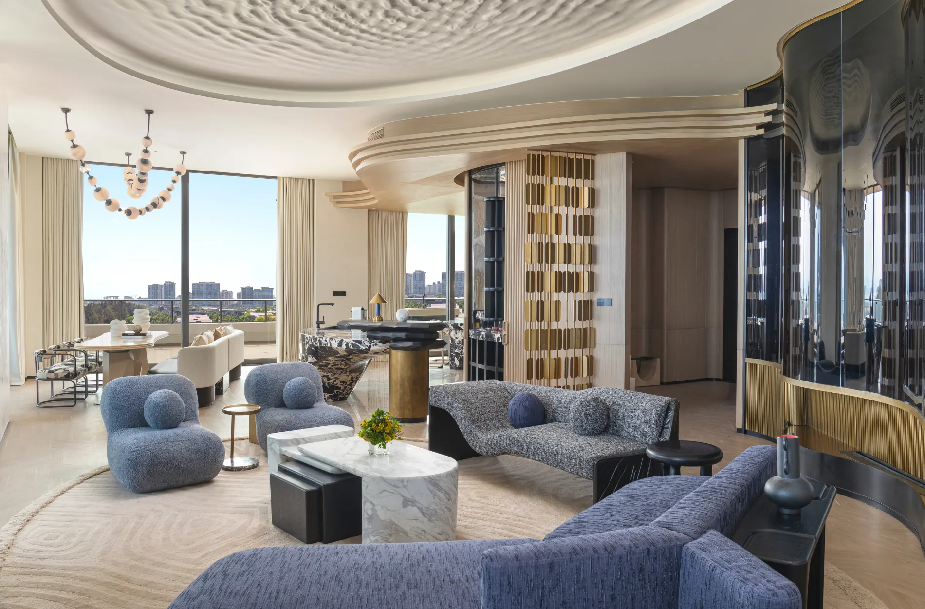 Zimmer im Hotel Indigo Hainan Clear Water Bay, ausgestattet mit modernem Design und regional inspirierten Details.