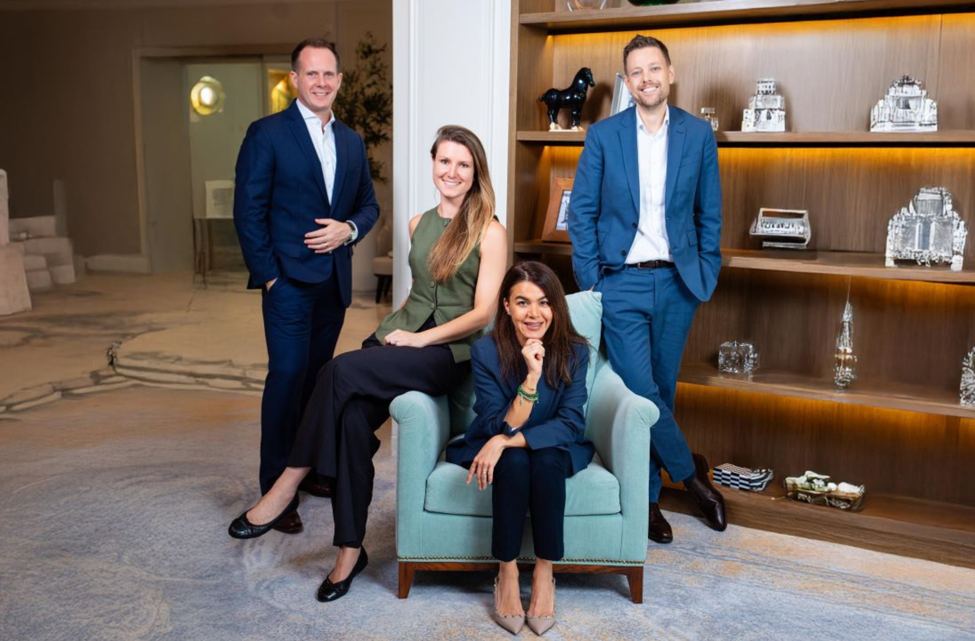 Kümmern sich um maßgeschneiderte Erlebnisse für Kempinski-Gäste: (hintere Reihe, von links) Kristian Toivanen (Vice President Wellness & Spa), Aurelia van Lynden (Vice President Experiences) und Dan Clayton (Vice President Food & Beverage & Hospitality) mit Rasha Lababidi (Chief Product & Experience Officer).
