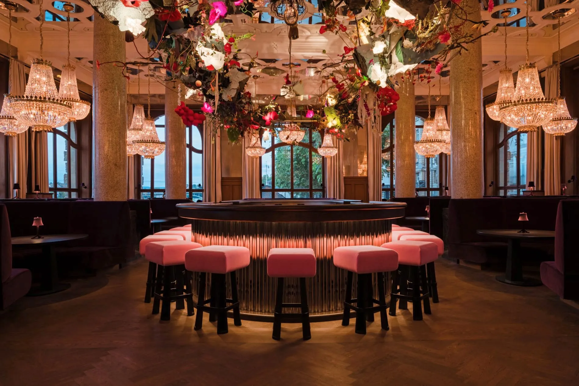 An der Decke über der Bar des Grand Hotels Les Trois Rois hängt eine Kunstinstallation von Gerda Steiner und Jörg Lenzlinger, die an einen surrealen Garten erinnert.