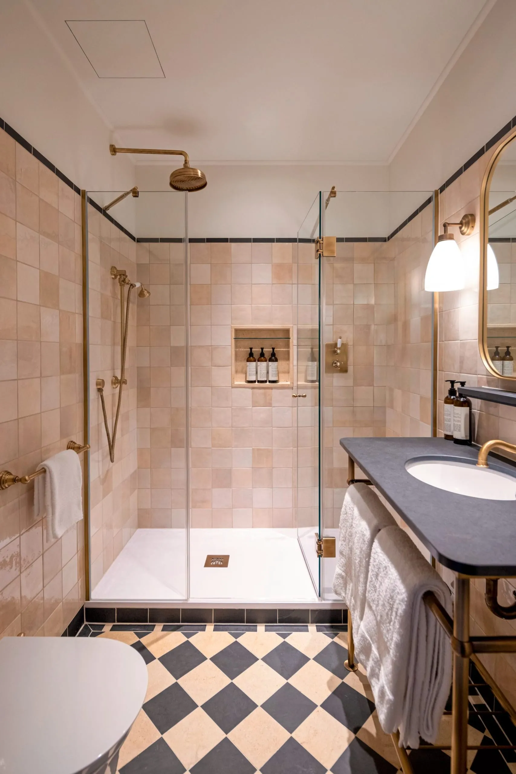 Historischer Charme ist auch in den Badezimmern zu finden.