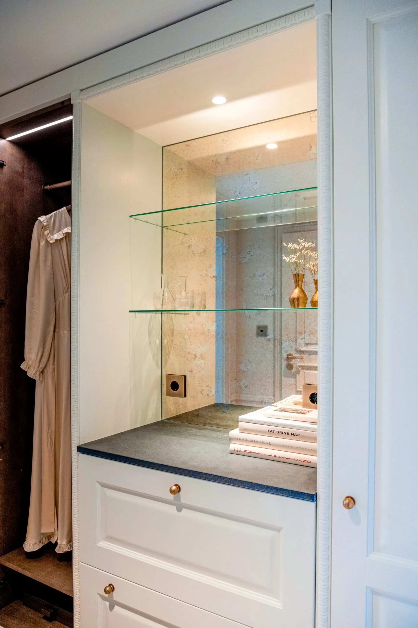 Stauraum bieten elegant Kleiderschränke in den Zimmern.