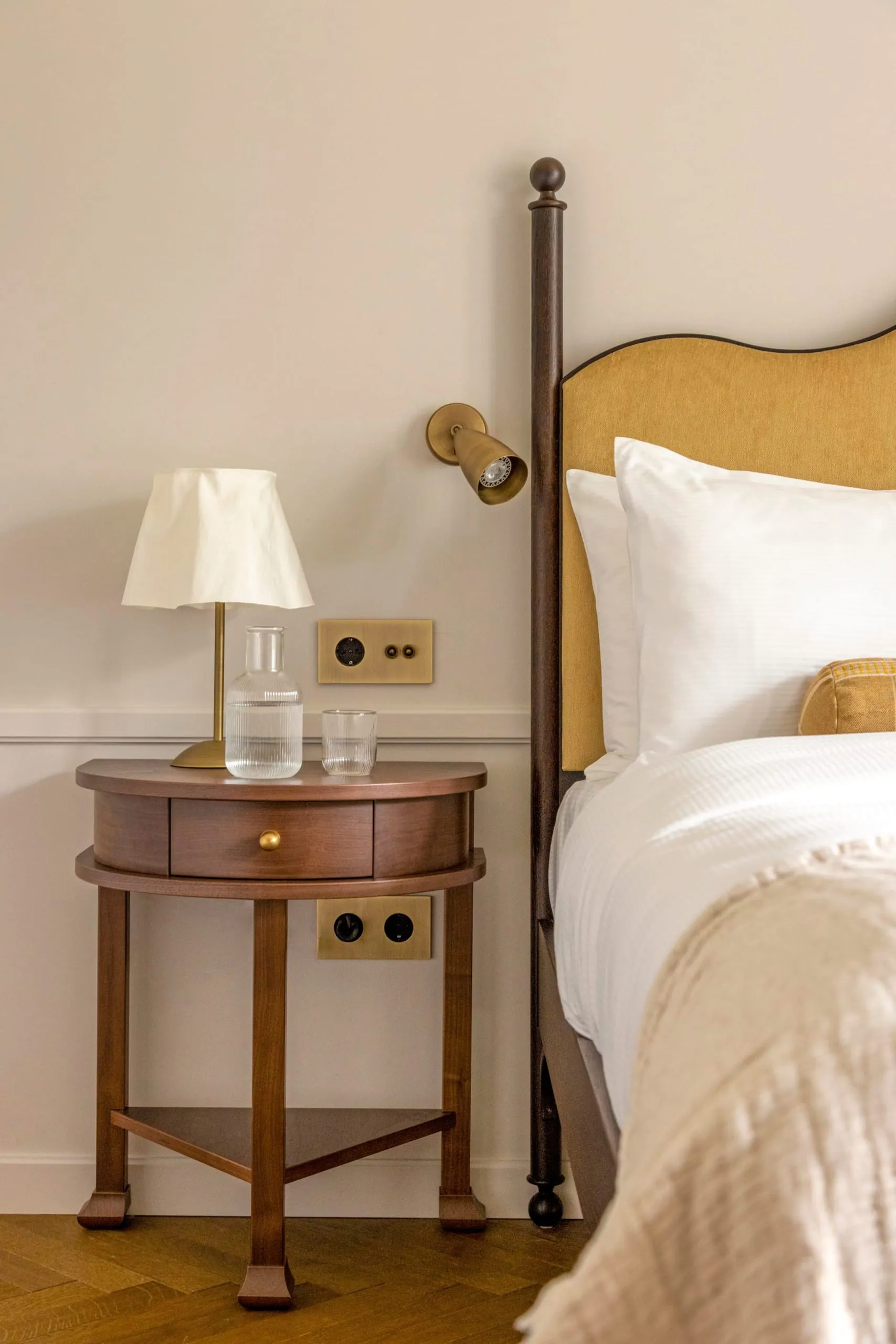 Möbel mit Vintage-Anklängen sollen den Stil des Wiener Historismus widerspiegeln.