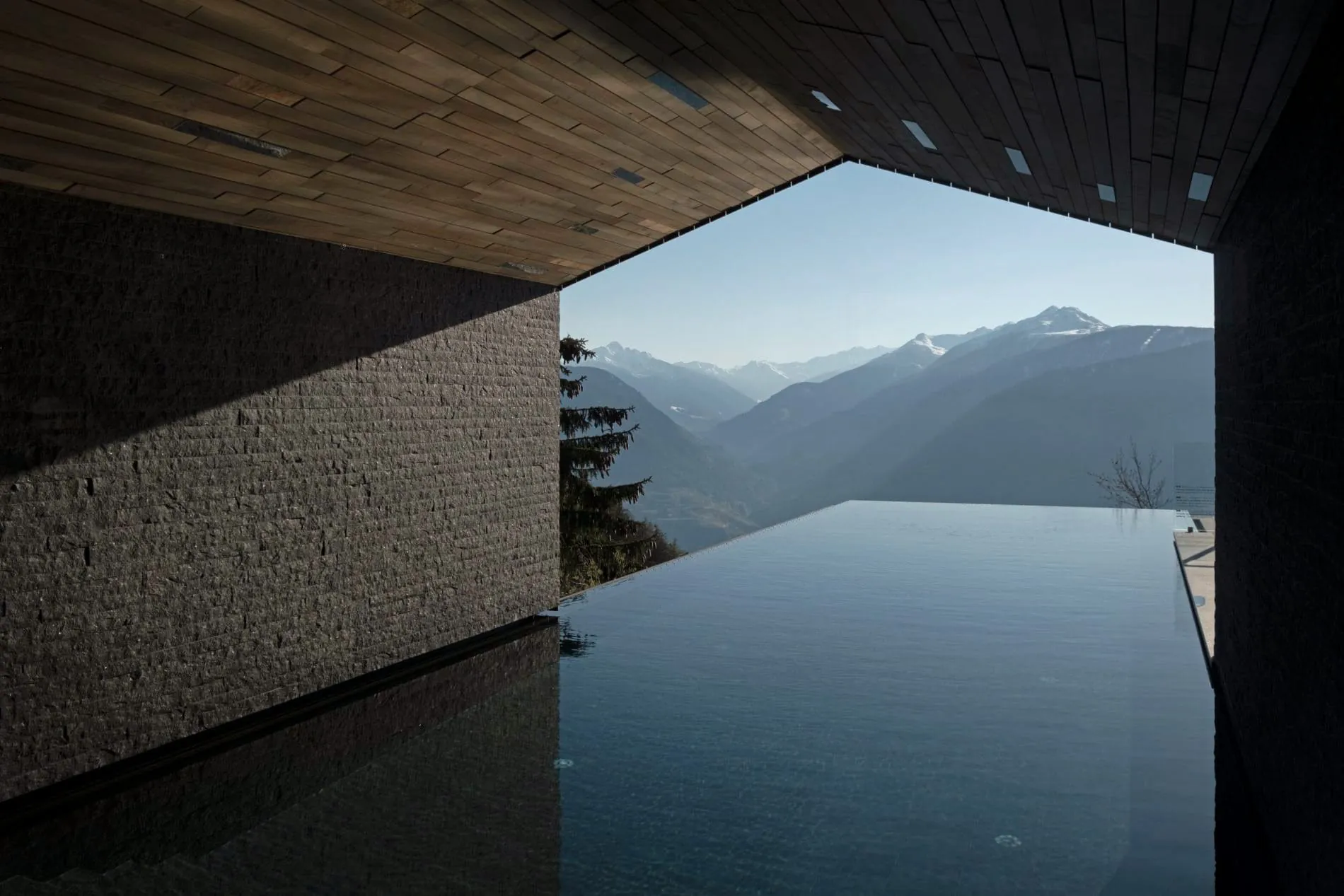 Gäste des Miramonti Boutique Hotels in Meran können in einem Spa mit Panoramablick entspannen und sich bei Outdoor-Abenteuern wie Paragliding, Wandern und Pferdeschlittenfahrten beweisen.