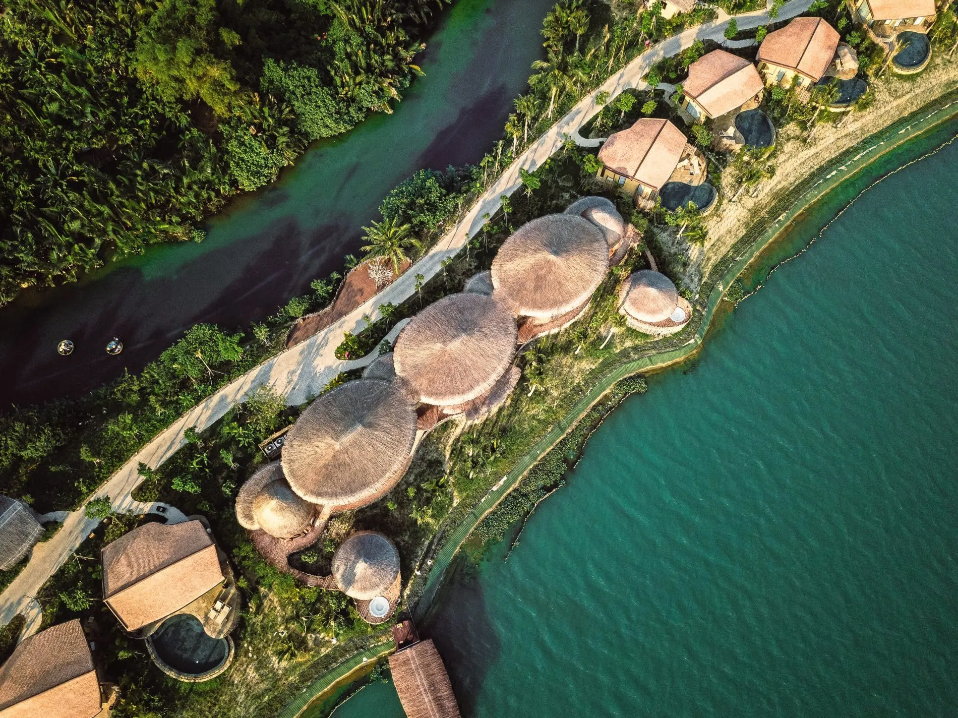 Das Namia River Retreat in Hoi An verbindet traditionelle vietnamesische Wellness-Praktiken – wie Duong Sinh, die vietnamesische Variante von Atemübungen, und Dien Chan, eine Form der Gesichtspressur beziehungsweise Reflexzonenmassage – mit modernem Wellness-Design.