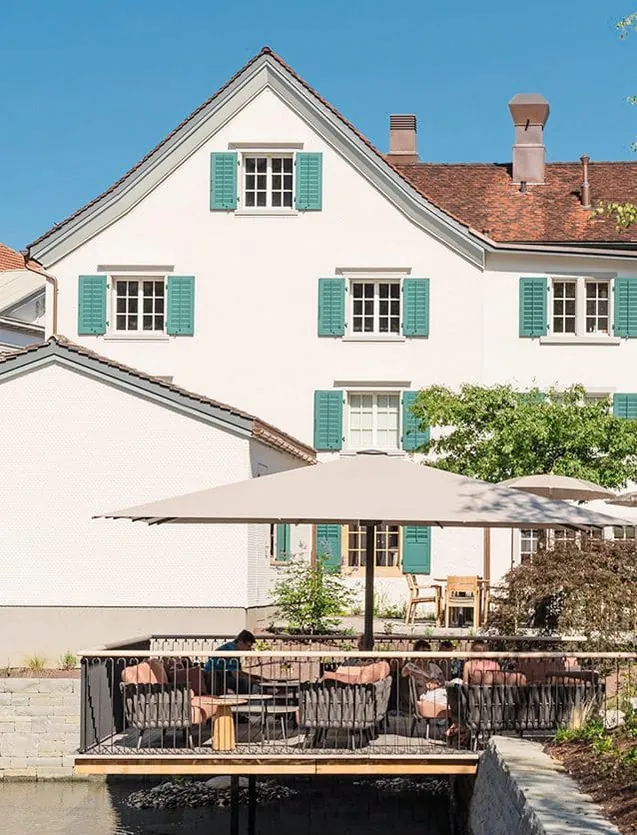 Das Gasthaus Traube in Buchs in der Schweiz kombiniert ein 200 Jahre altes Restaurant, ein Boutiquehotel mit 14 Zimmern und eine große Gartenanlage.