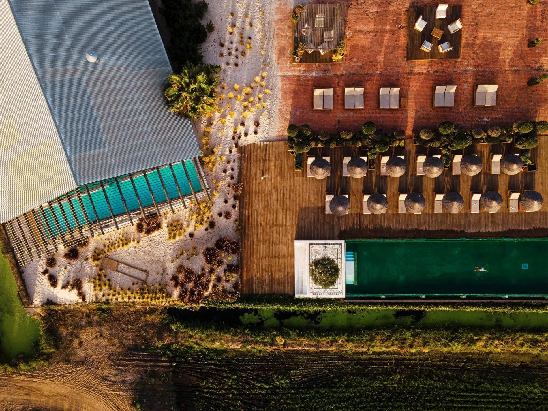 Das Quinta da Comporta in Carvalhal, Portugal, befindet sich auf einer ehemaligen Reisfarm. Es bietet lokal inspirierte Spa-Behandlungen rund um die Heilkraft der umliegenden Reisfelder, Surf-Workouts und kulturelle Erlebnisse wie den Alentejo-Gesang - einen traditionellen zweistimmigen Chorgesang.