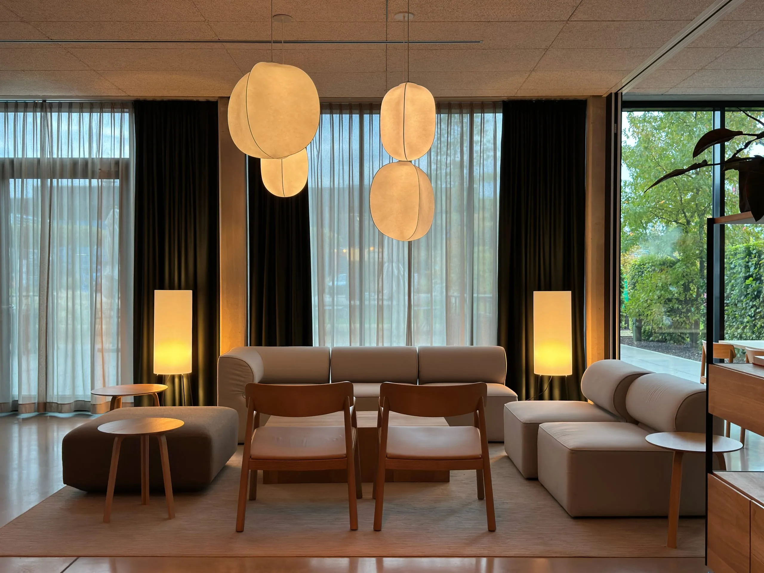 Licht als verbindendes Gestaltungselement: stimmungsvolle Atmosphäre in der Lounge.