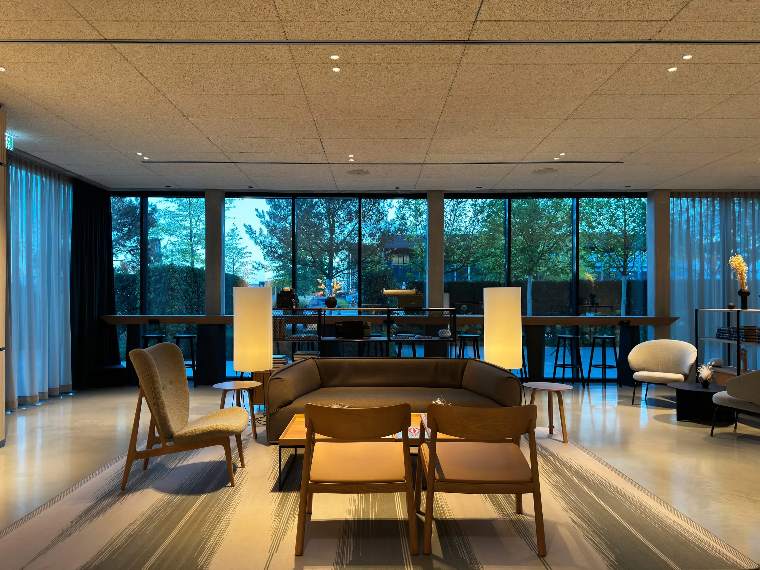 Natürliche Materialien und warmes Licht schaffen individuelle Zonen der Ruhe.